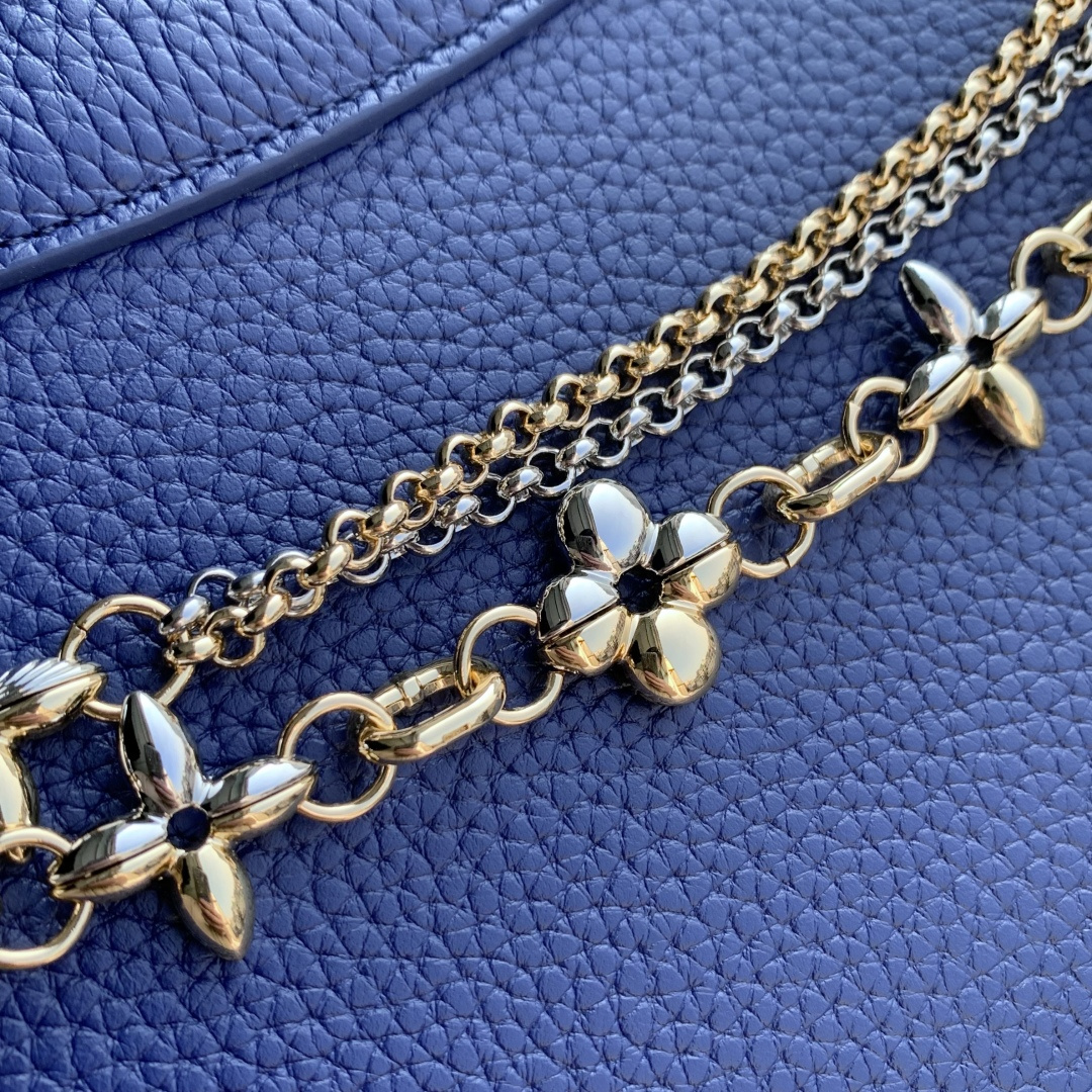Bagsaaa L0vis Vvtt0n Capucines Mini handbag in blue Taurillon leather with gold - 21cm