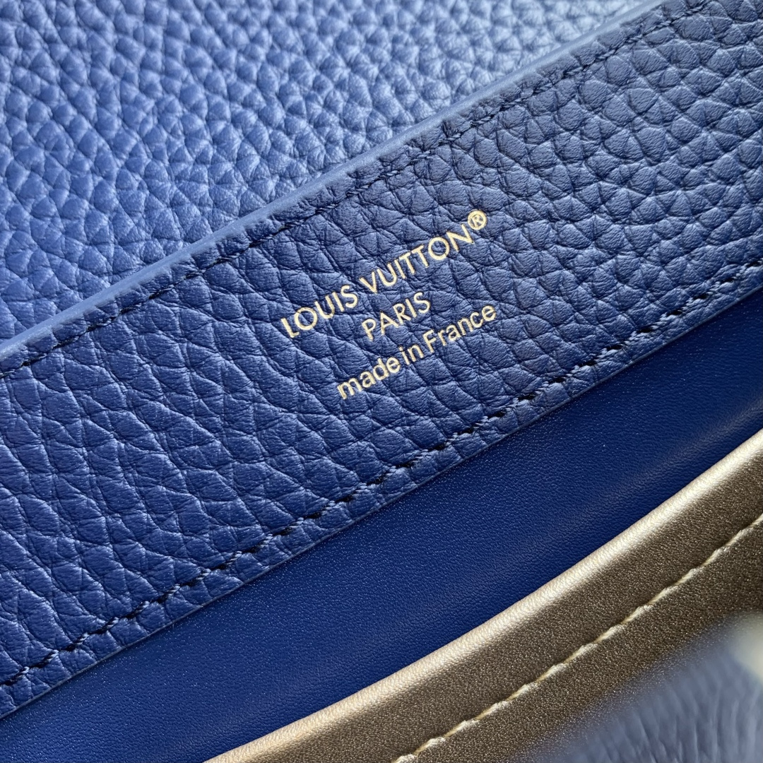 Bagsaaa L0vis Vvtt0n Capucines Mini handbag in blue Taurillon leather with gold - 21cm