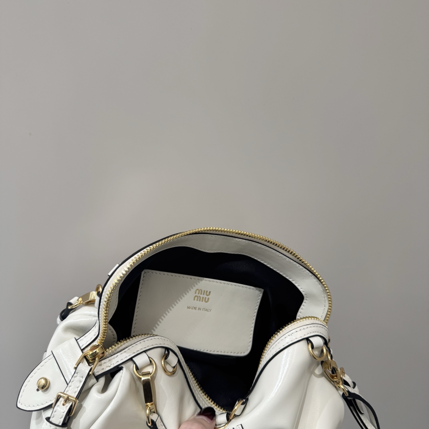 Bagsaaa Miu Miu Aventure nappa leather bag in white - 24cm