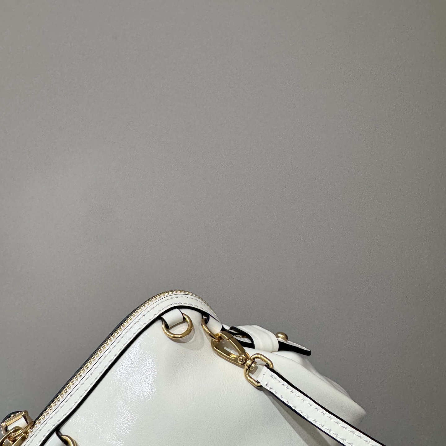 Bagsaaa Miu Miu Aventure nappa leather bag in white - 24cm