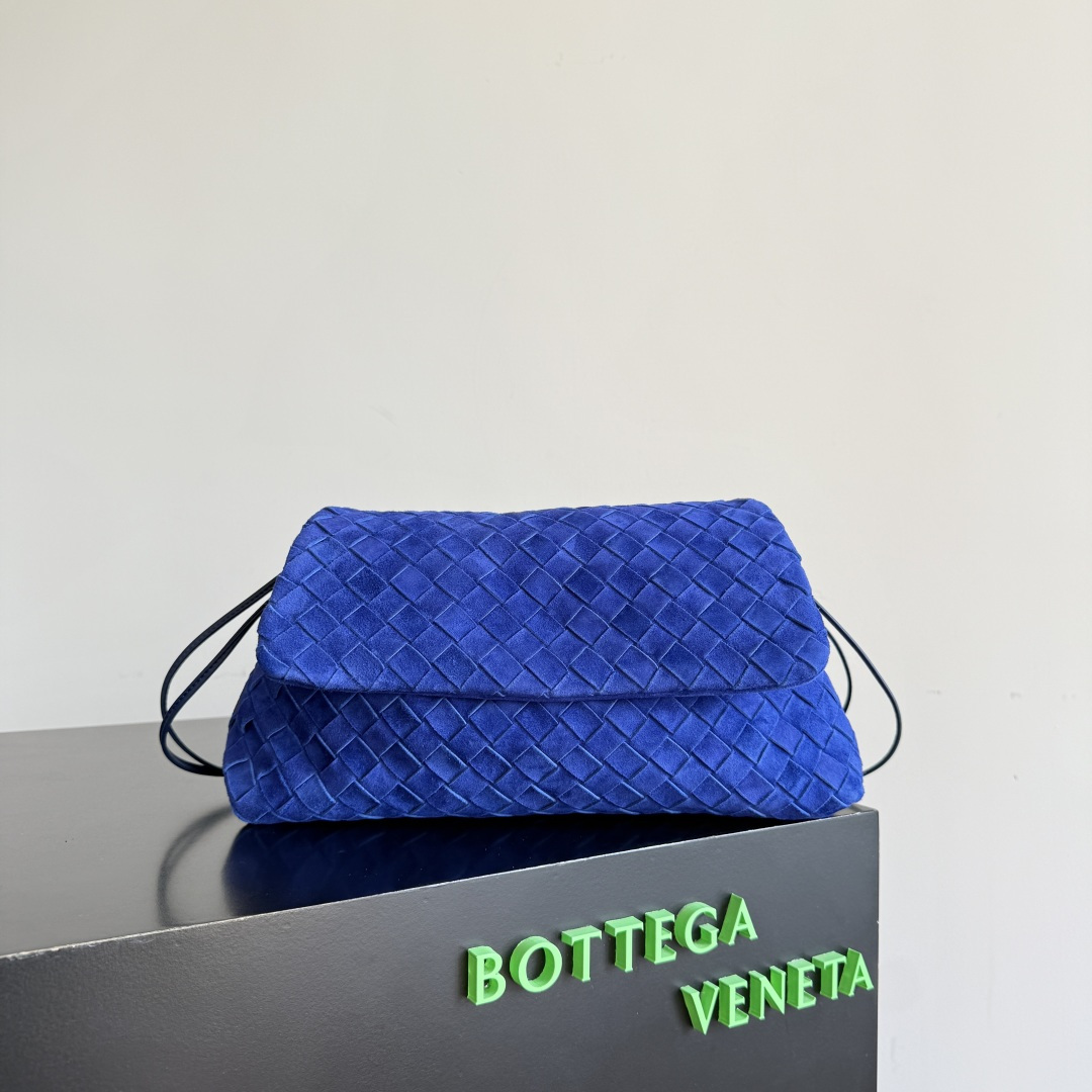 Bagsaaa B0tt*ga Ven*ta Suede Dustbag Giorno shoulder bag in blue - 33cm