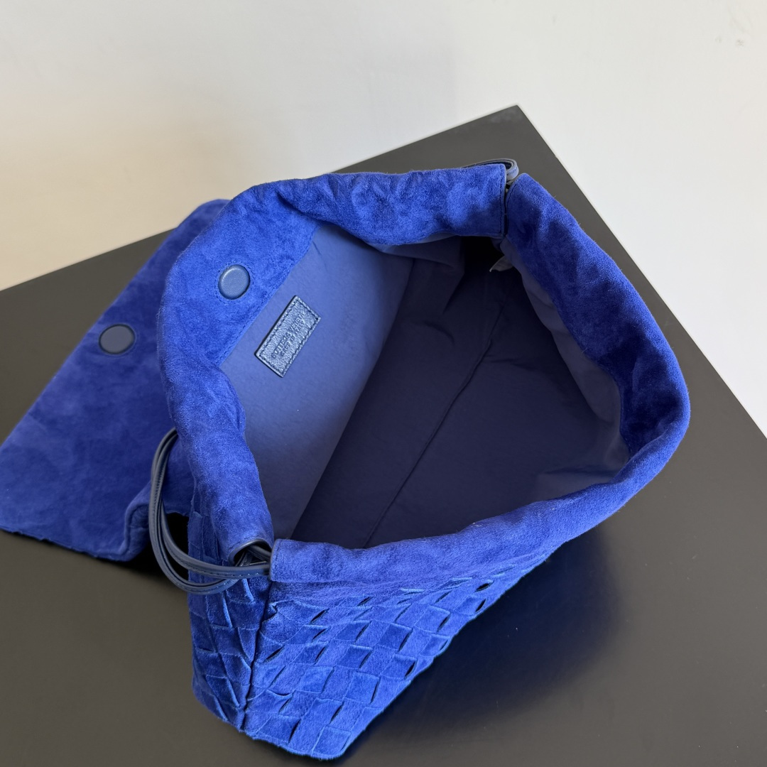 Bagsaaa B0tt*ga Ven*ta Suede Dustbag Giorno shoulder bag in blue - 33cm