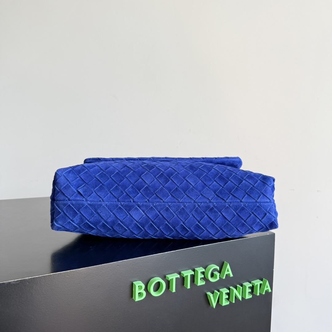 Bagsaaa B0tt*ga Ven*ta Suede Dustbag Giorno shoulder bag in blue - 33cm