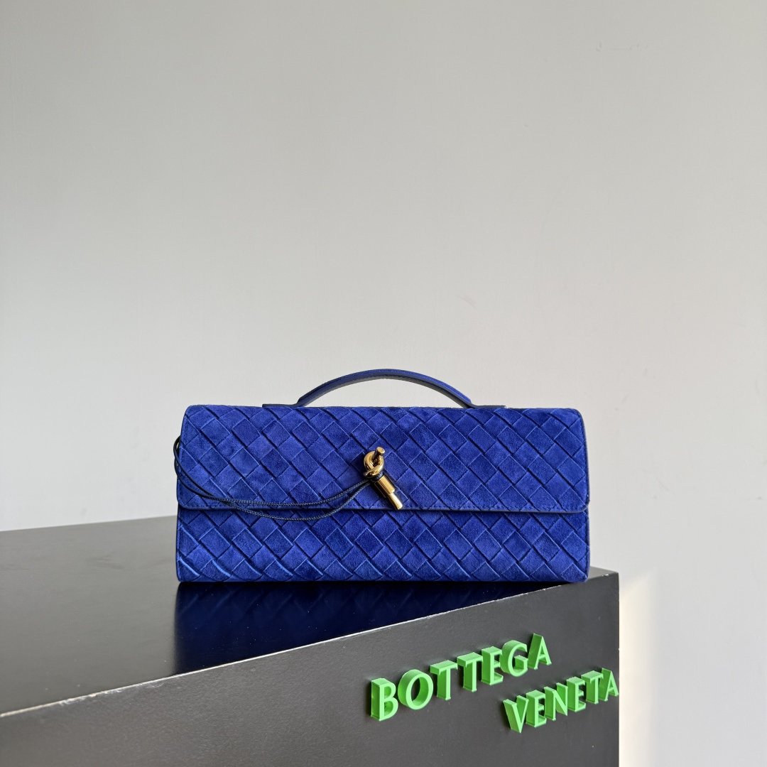 Bagsaaa B0tt*ga Ven*ta Andiamo clutch in blue suede with a gold-tone knot - 31cm