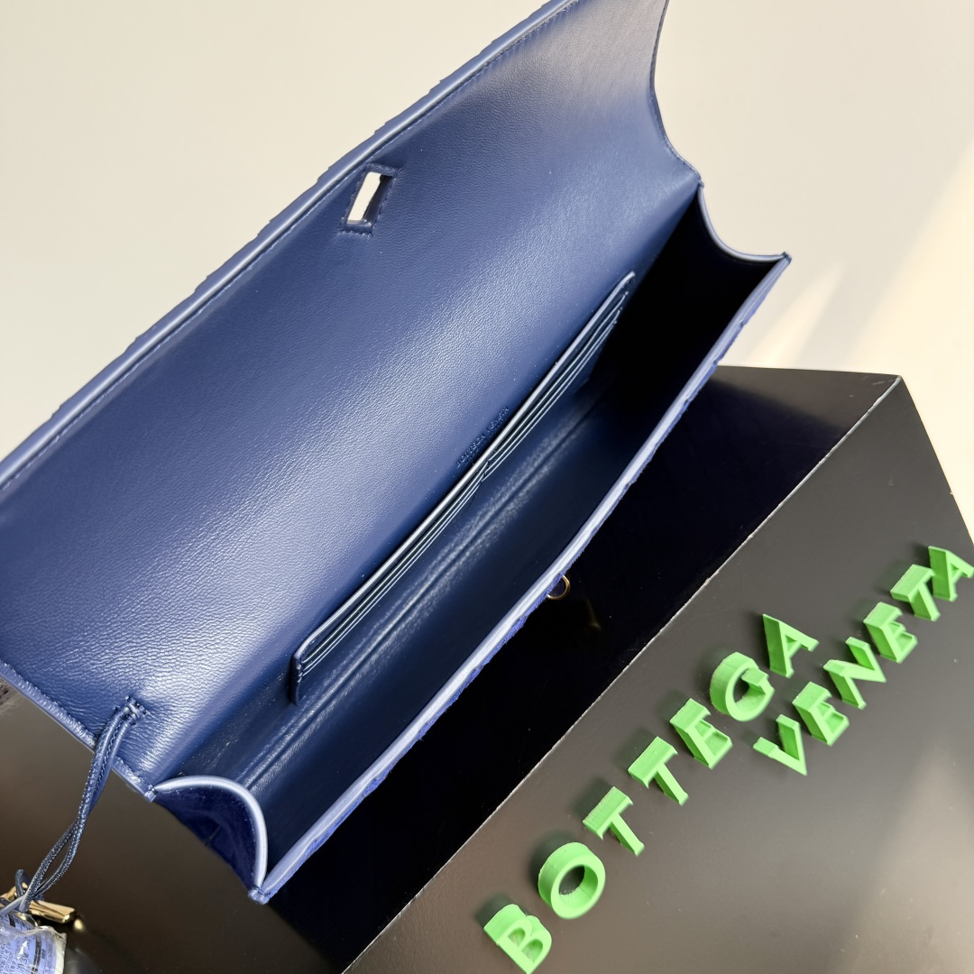 Bagsaaa B0tt*ga Ven*ta Andiamo clutch in blue suede with a gold-tone knot - 31cm