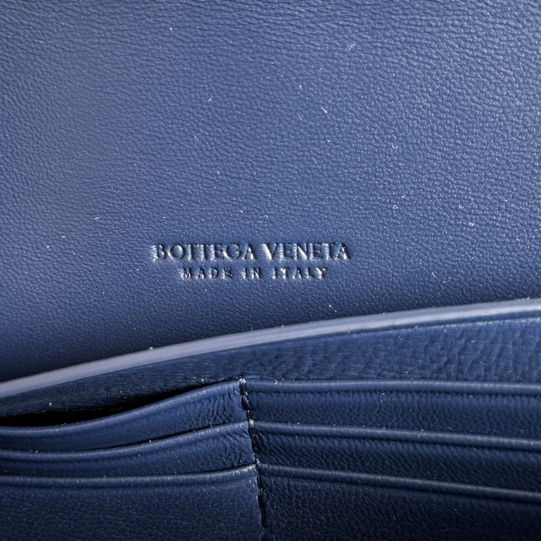Bagsaaa B0tt*ga Ven*ta Andiamo clutch in blue suede with a gold-tone knot - 31cm
