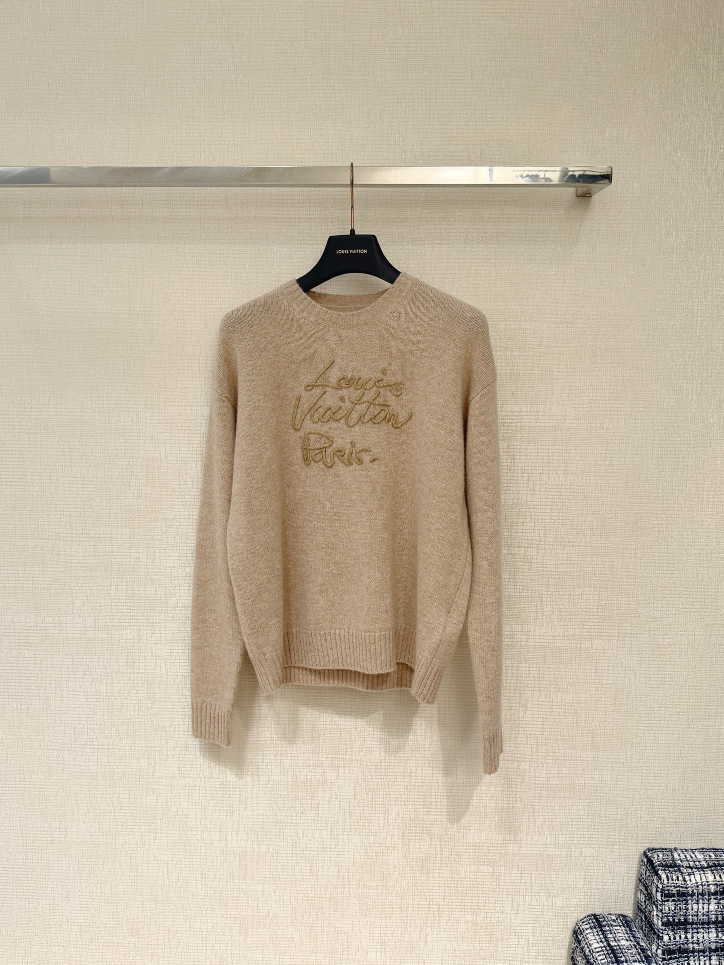 Bagsaaa L0vis Vvtt0n Cursive Signature Pullover in cashmere knit beige