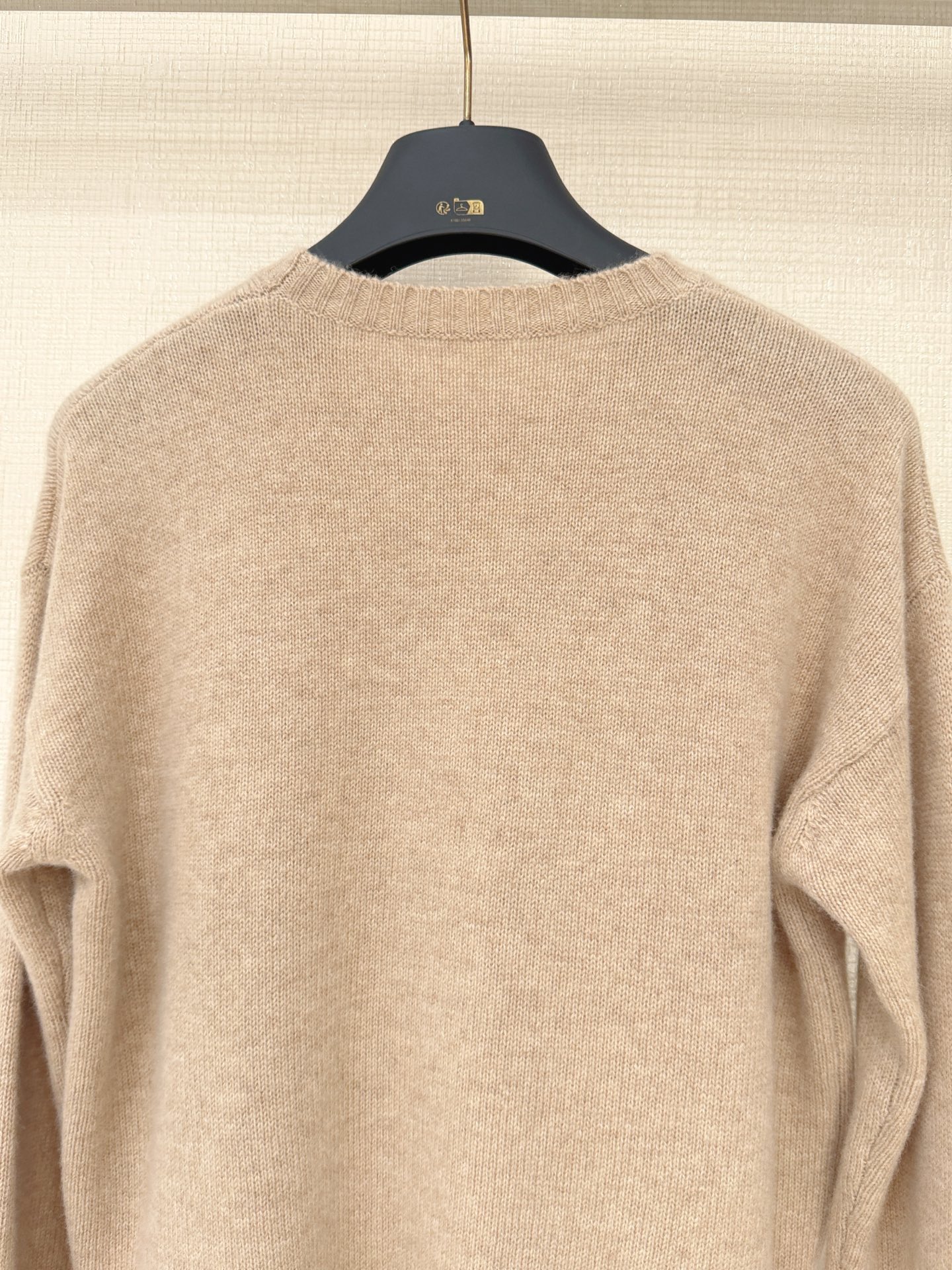 Bagsaaa L0vis Vvtt0n Cursive Signature Pullover in cashmere knit beige