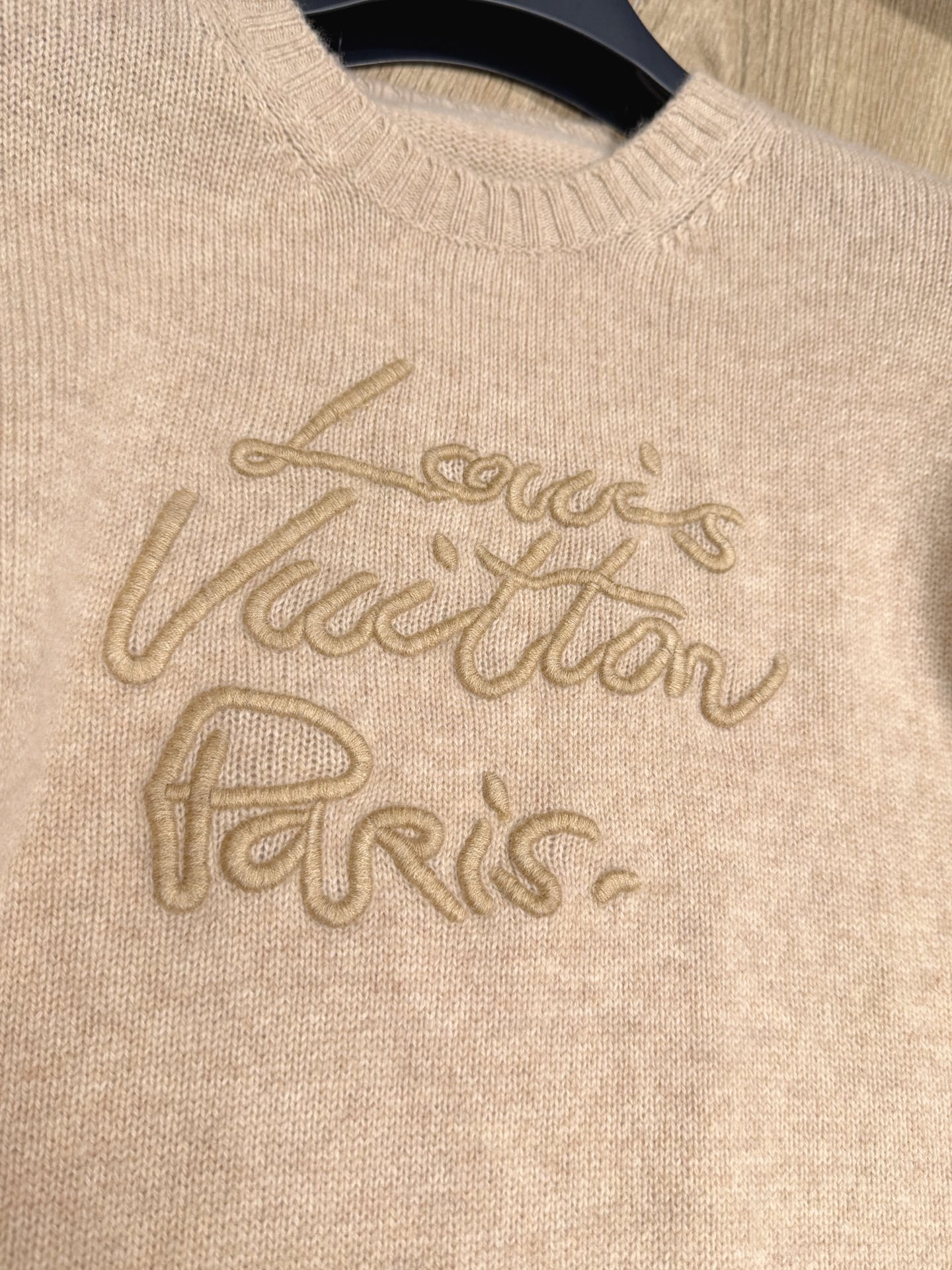 Bagsaaa L0vis Vvtt0n Cursive Signature Pullover in cashmere knit beige