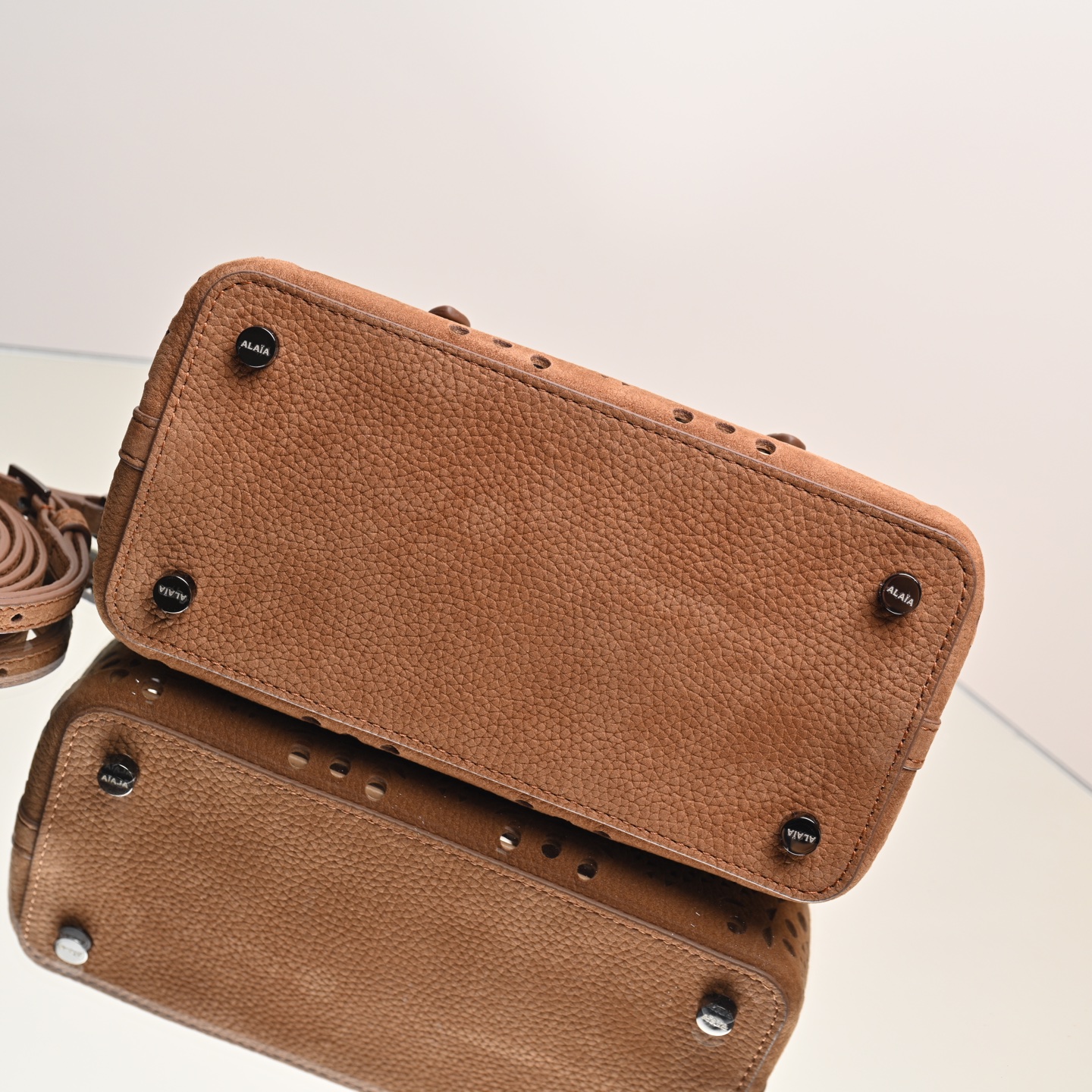 Bagsaaa Alaïa Mina 20 laser-cut nubuck tote bag in brown color - 20cm