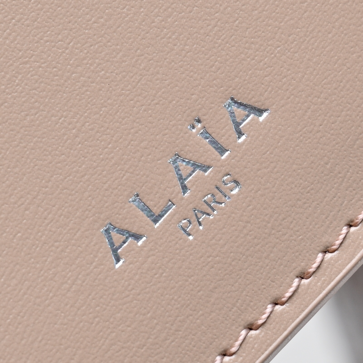 Bagsaaa Alaïa Mina 25 tote bag in calfskin light beige - 25cm