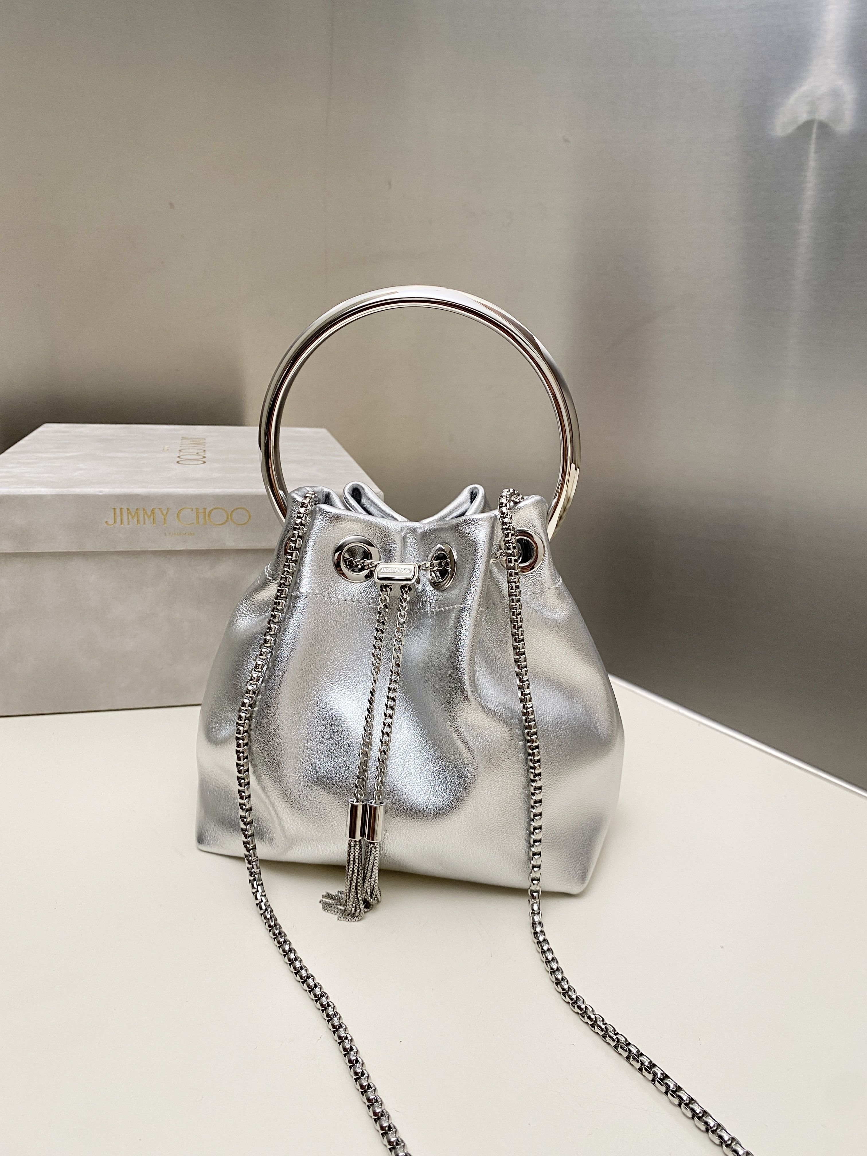 Bagsaaa J1m*y Ch00 Bon Bon Micro leather bucket bag in silver - 16cm
