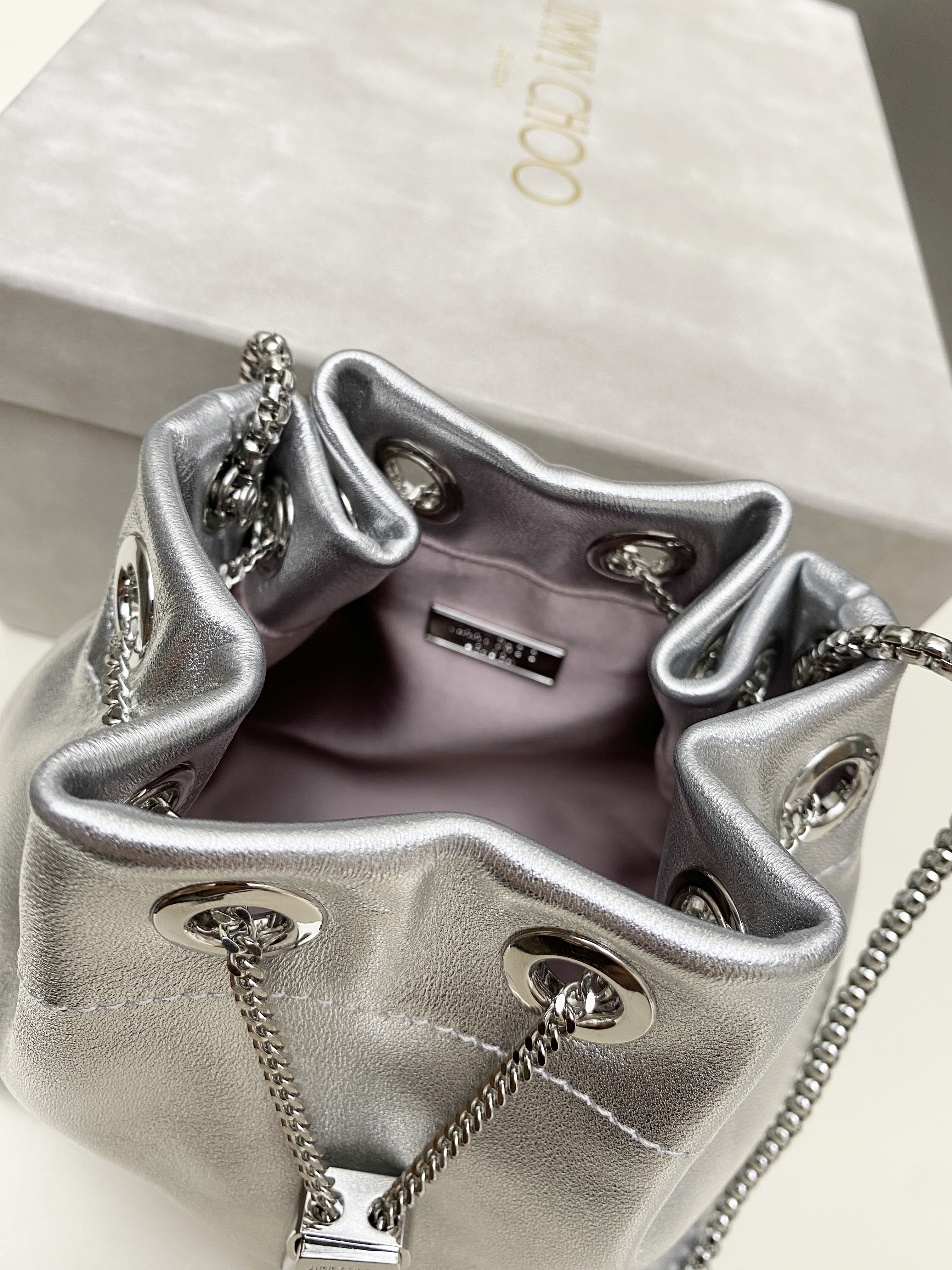 Bagsaaa J1m*y Ch00 Bon Bon Micro leather bucket bag in silver - 16cm