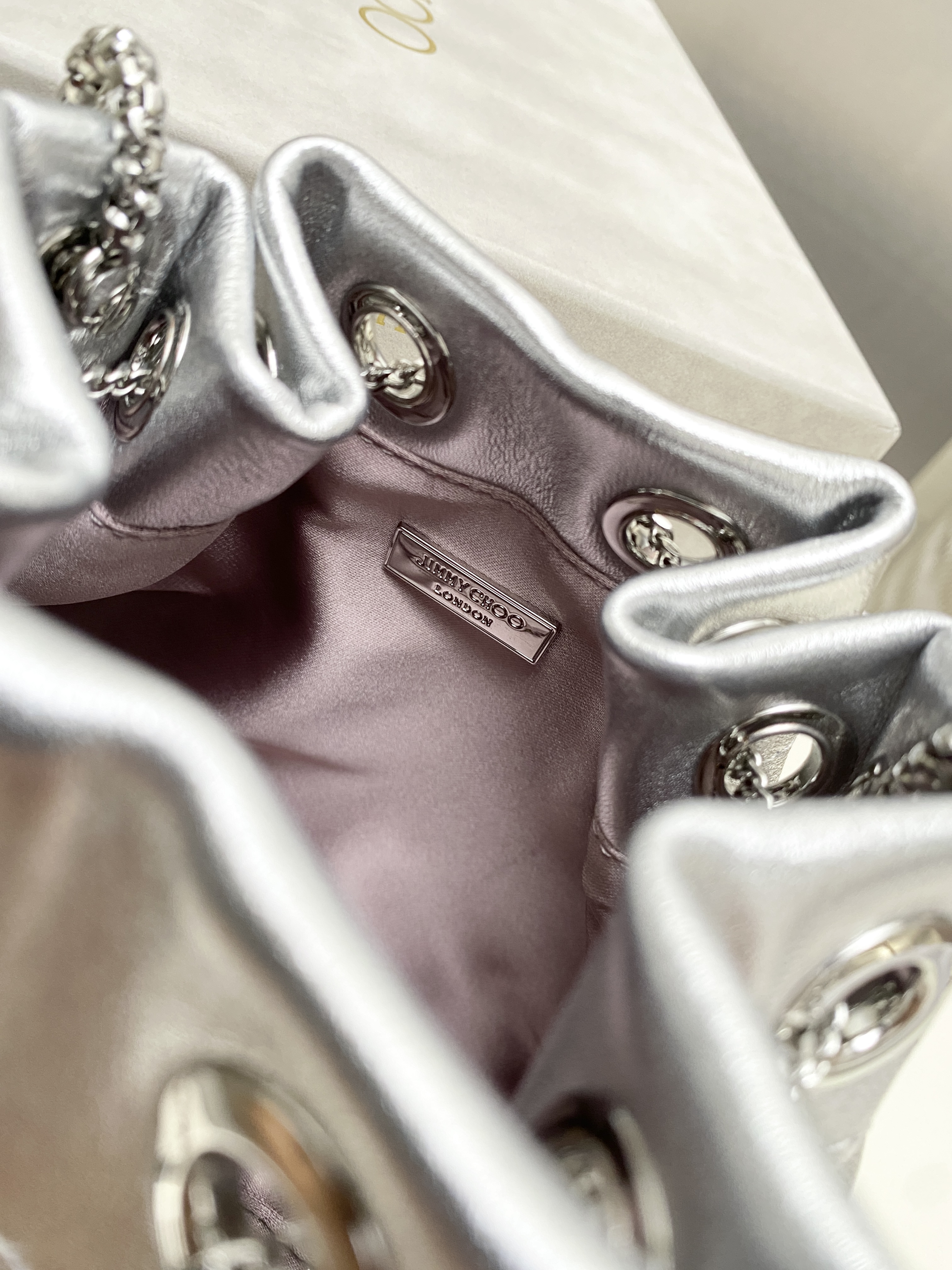 Bagsaaa J1m*y Ch00 Bon Bon Micro leather bucket bag in silver - 16cm