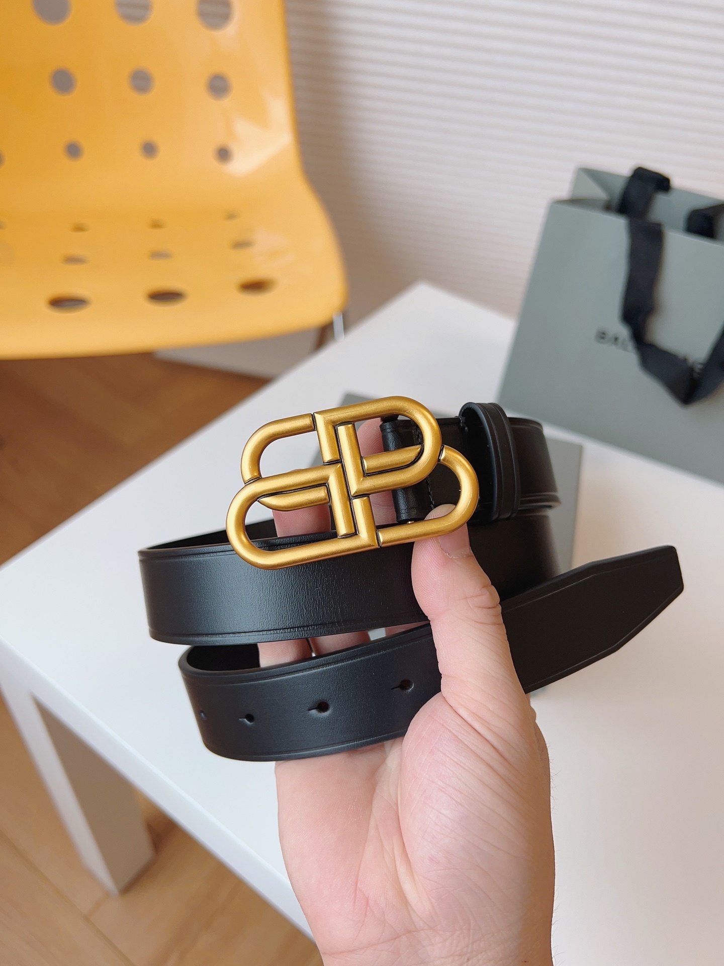 Bagsaaa Ba1en*iaga BB leather belt in black with a gold-tone BB logo