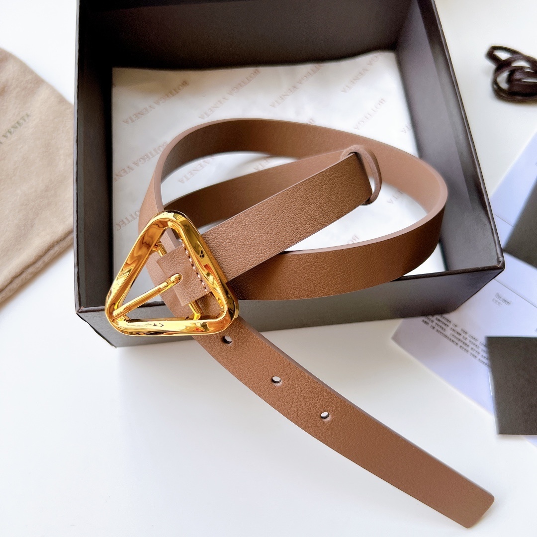 Bagsaaa B0tt*ga Ven*ta Triangle belt in calfskin leather with gold