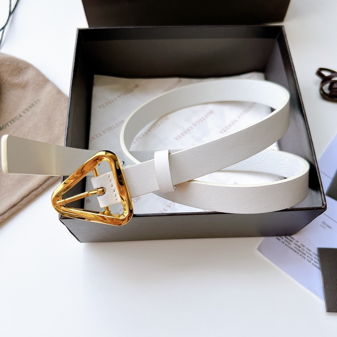 Bagsaaa B0tt*ga Ven*ta Triangle white belt in calfskin leather with gold