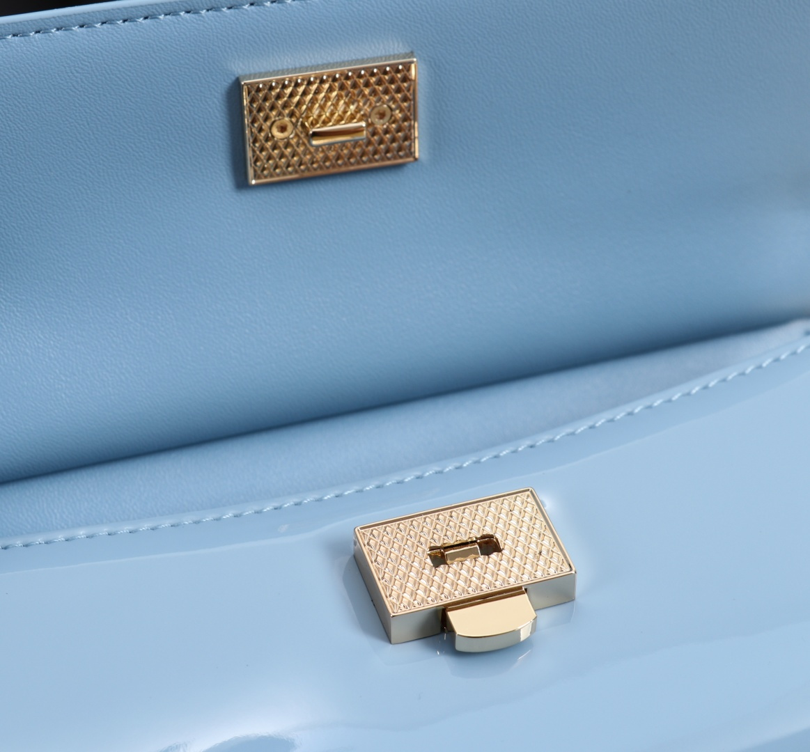 Bagsaaa Dolce & Gabbana small Sicily handbag in light blue patent-leather - 18cm