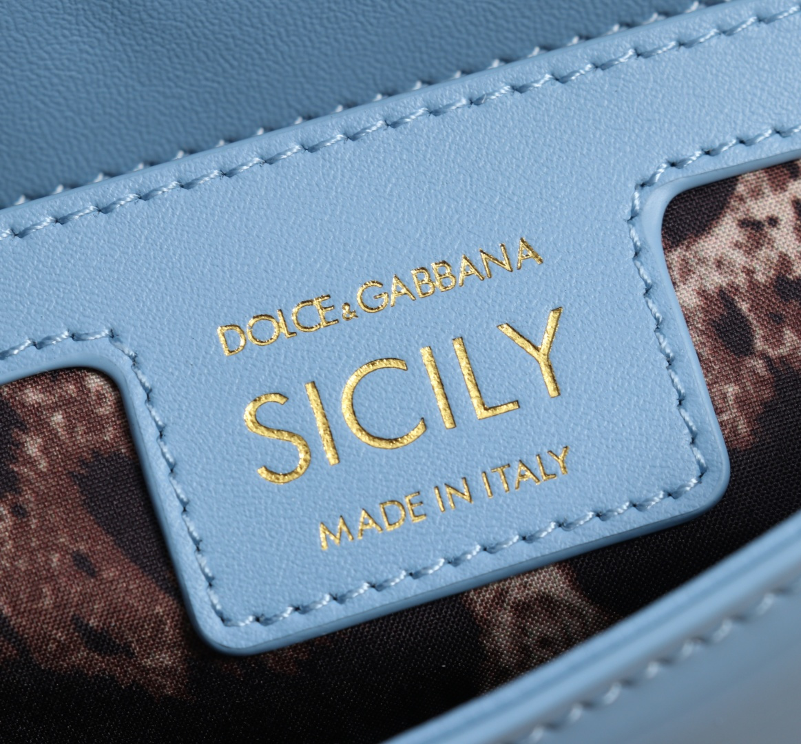 Bagsaaa Dolce & Gabbana small Sicily handbag in light blue patent-leather - 18cm