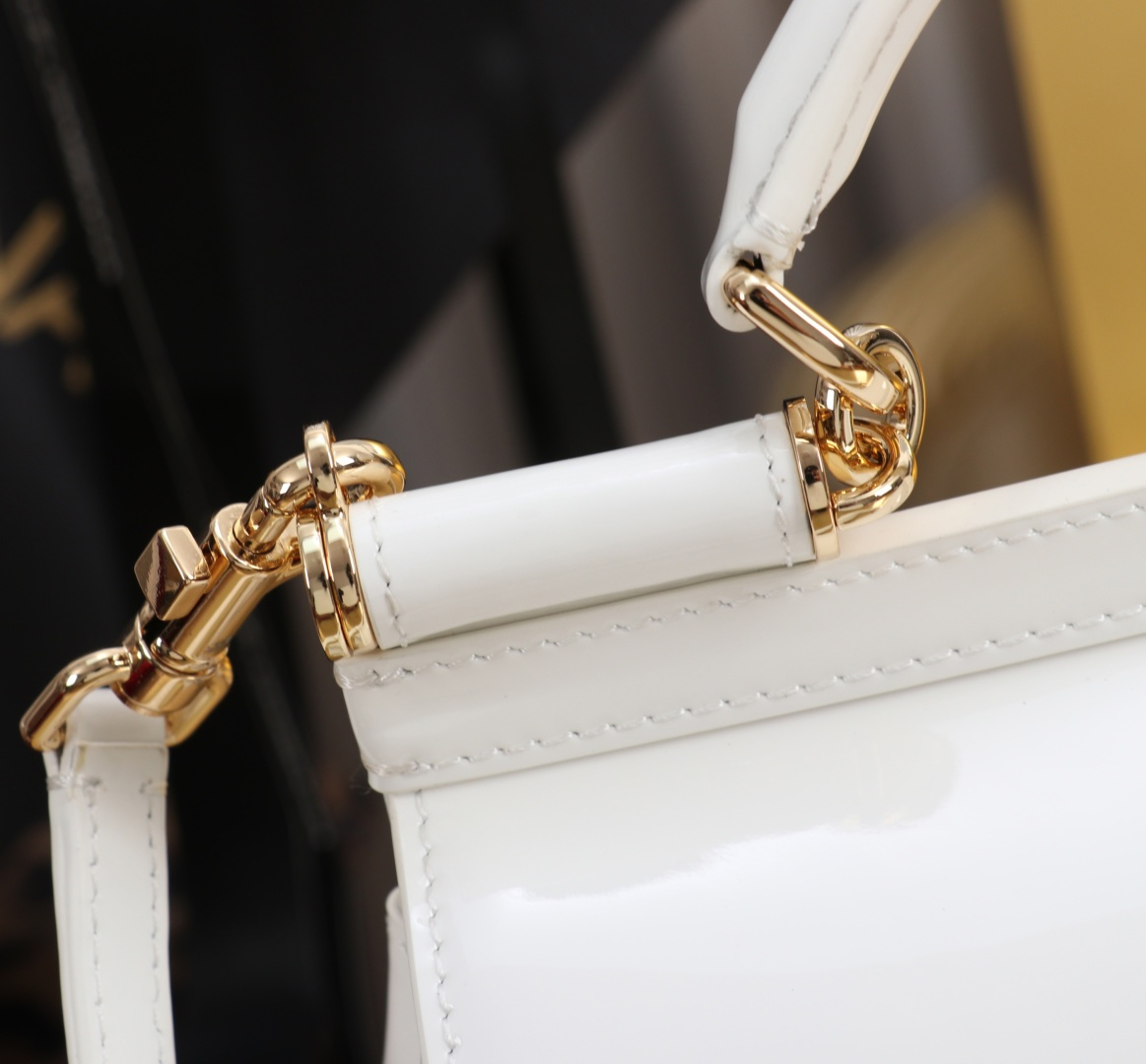 Bagsaaa Dolce & Gabbana small Sicily handbag in white patent-leather - 18cm