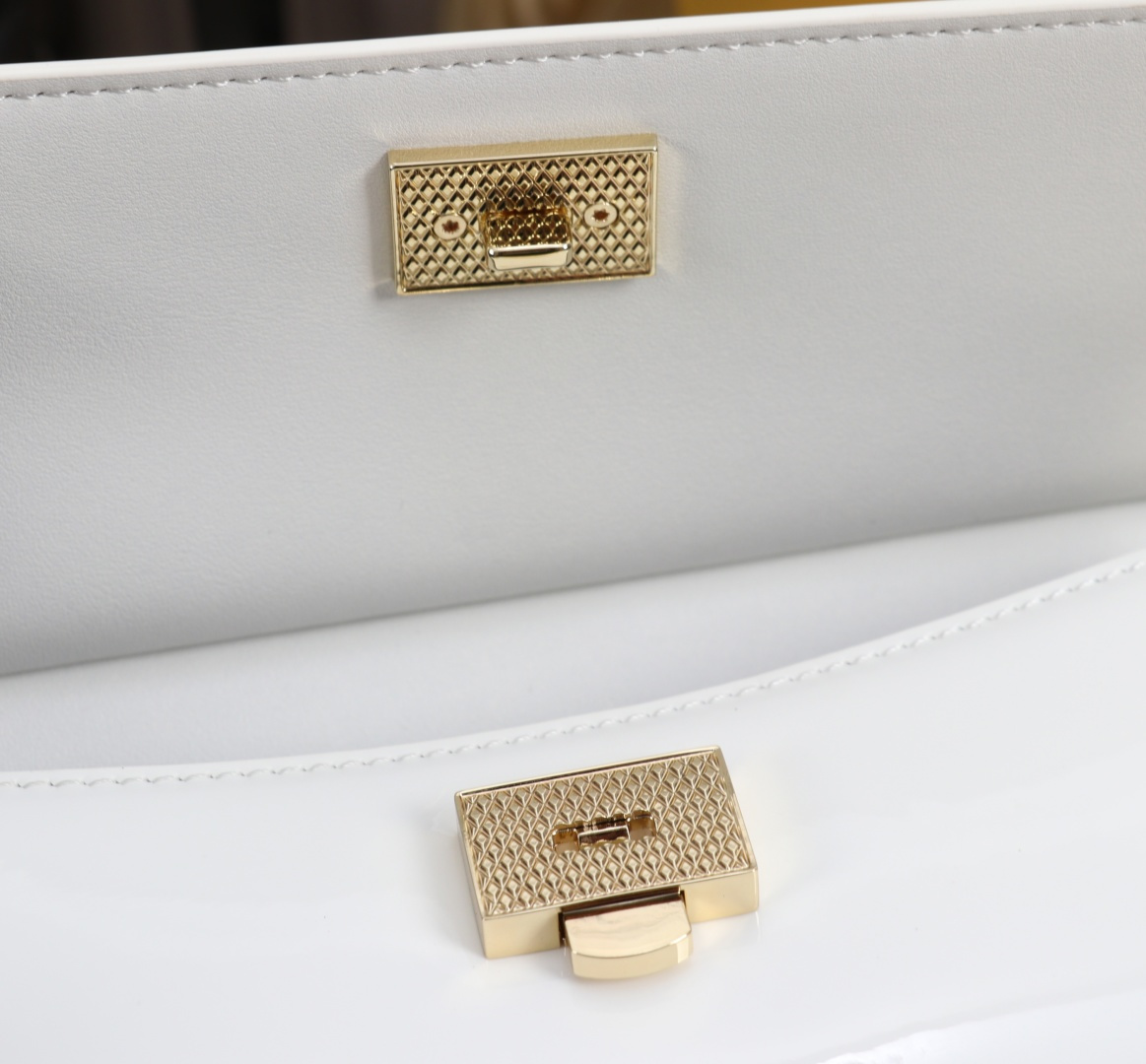 Bagsaaa Dolce & Gabbana small Sicily handbag in white patent-leather - 18cm