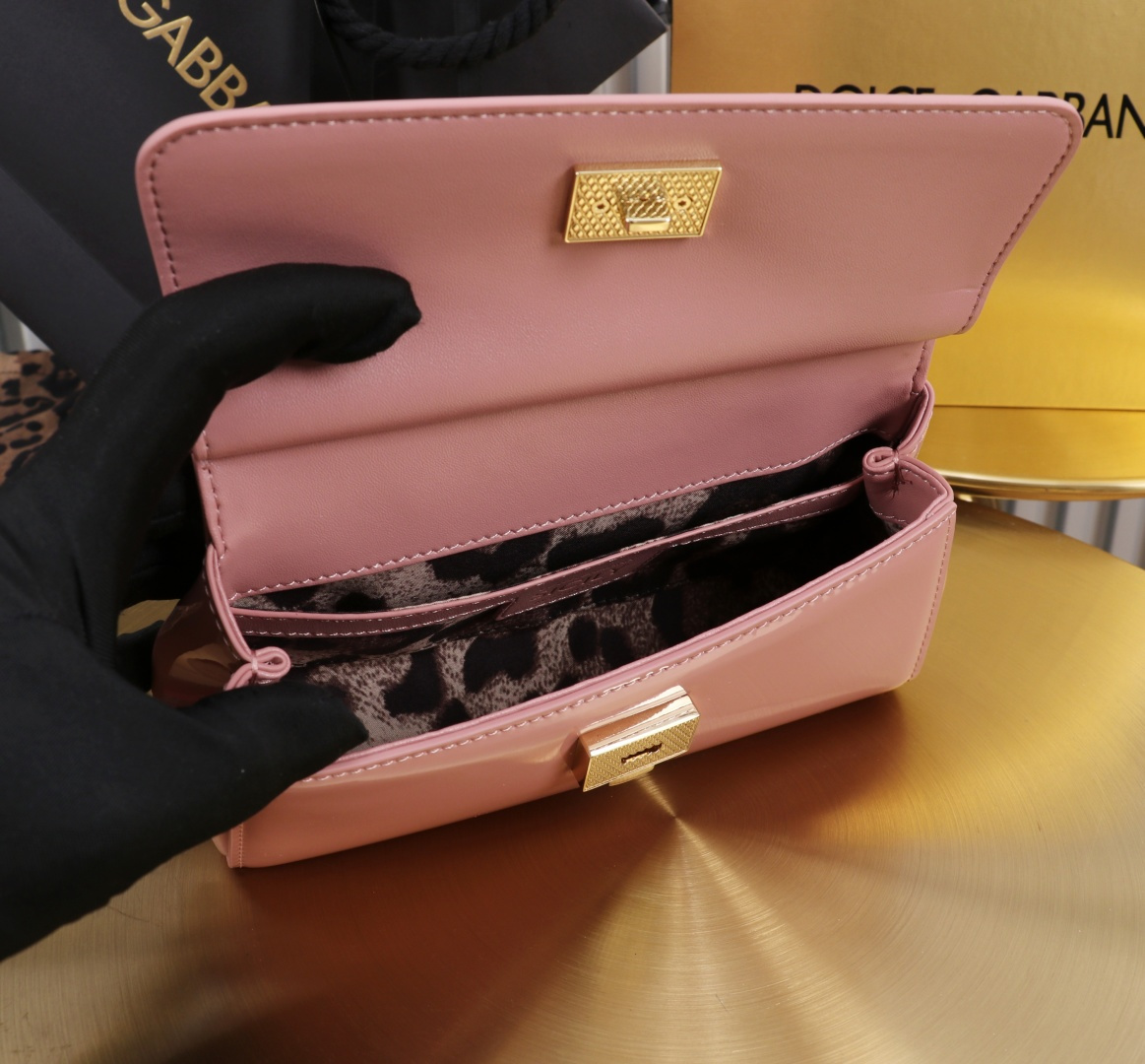 Bagsaaa Dolce & Gabbana small Sicily handbag in pink patent-leather - 18cm