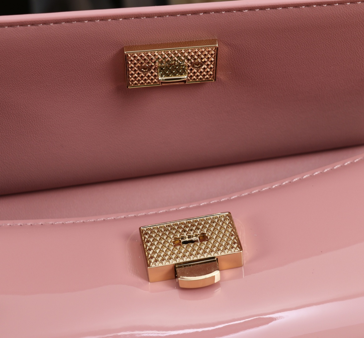 Bagsaaa Dolce & Gabbana small Sicily handbag in pink patent-leather - 18cm