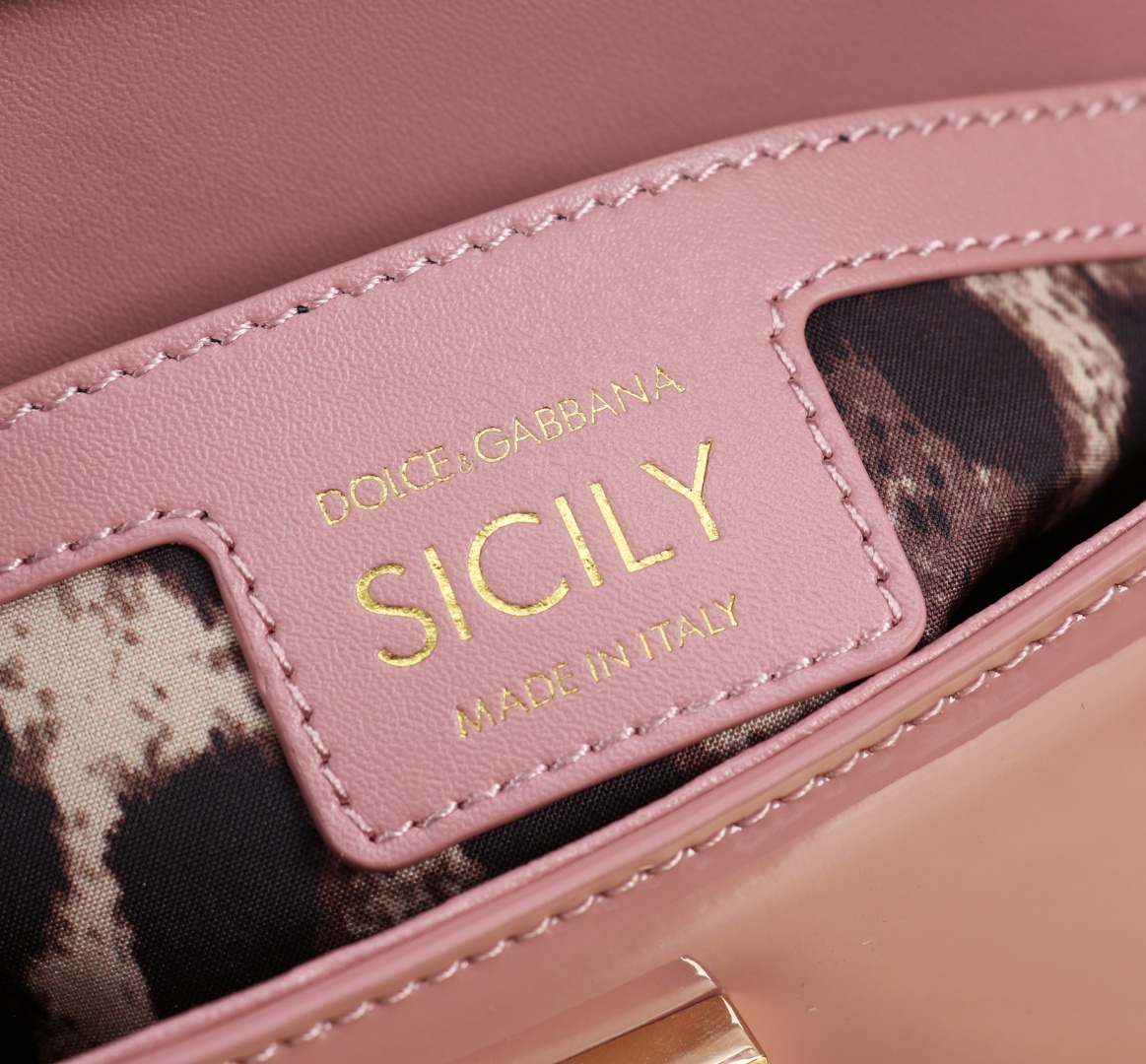 Bagsaaa Dolce & Gabbana small Sicily handbag in pink patent-leather - 18cm