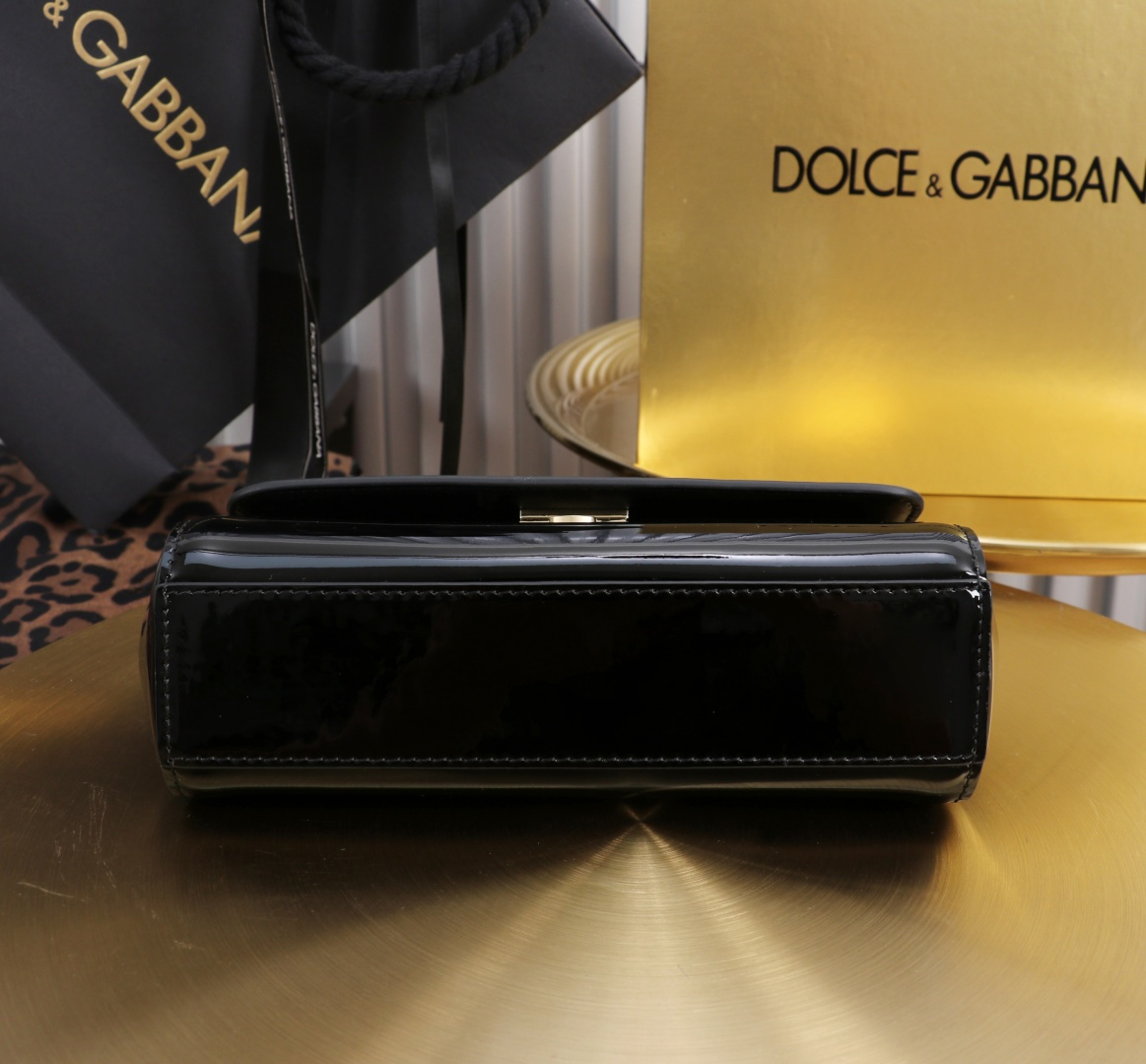 Bagsaaa Dolce & Gabbana small Sicily handbag in black patent-leather - 18cm