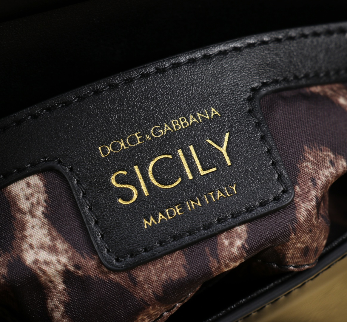 Bagsaaa Dolce & Gabbana small Sicily handbag in black patent-leather - 18cm