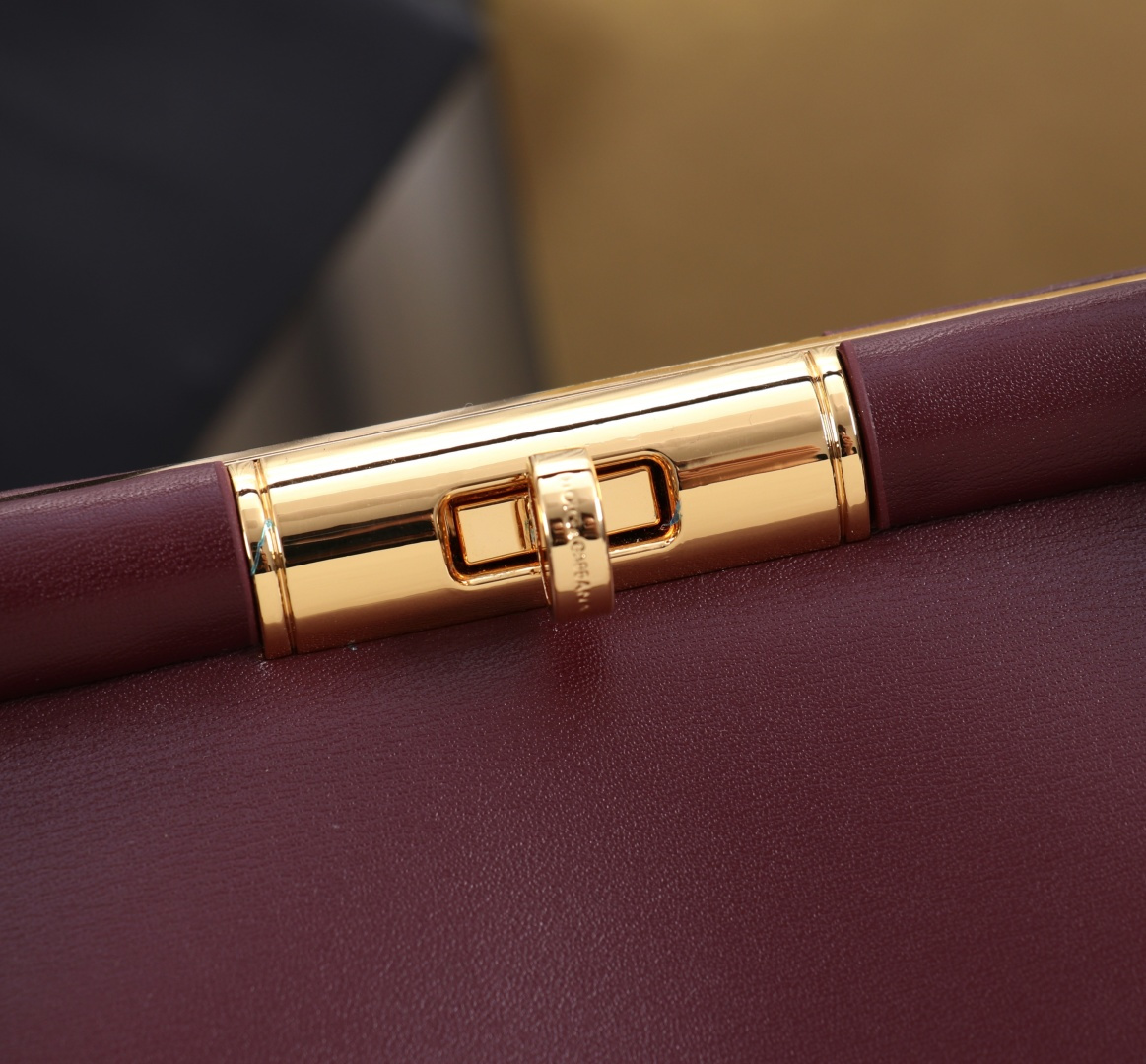 Bagsaaa Dolce & Gabbana Marlene top handle bag in burgundy - 30cm