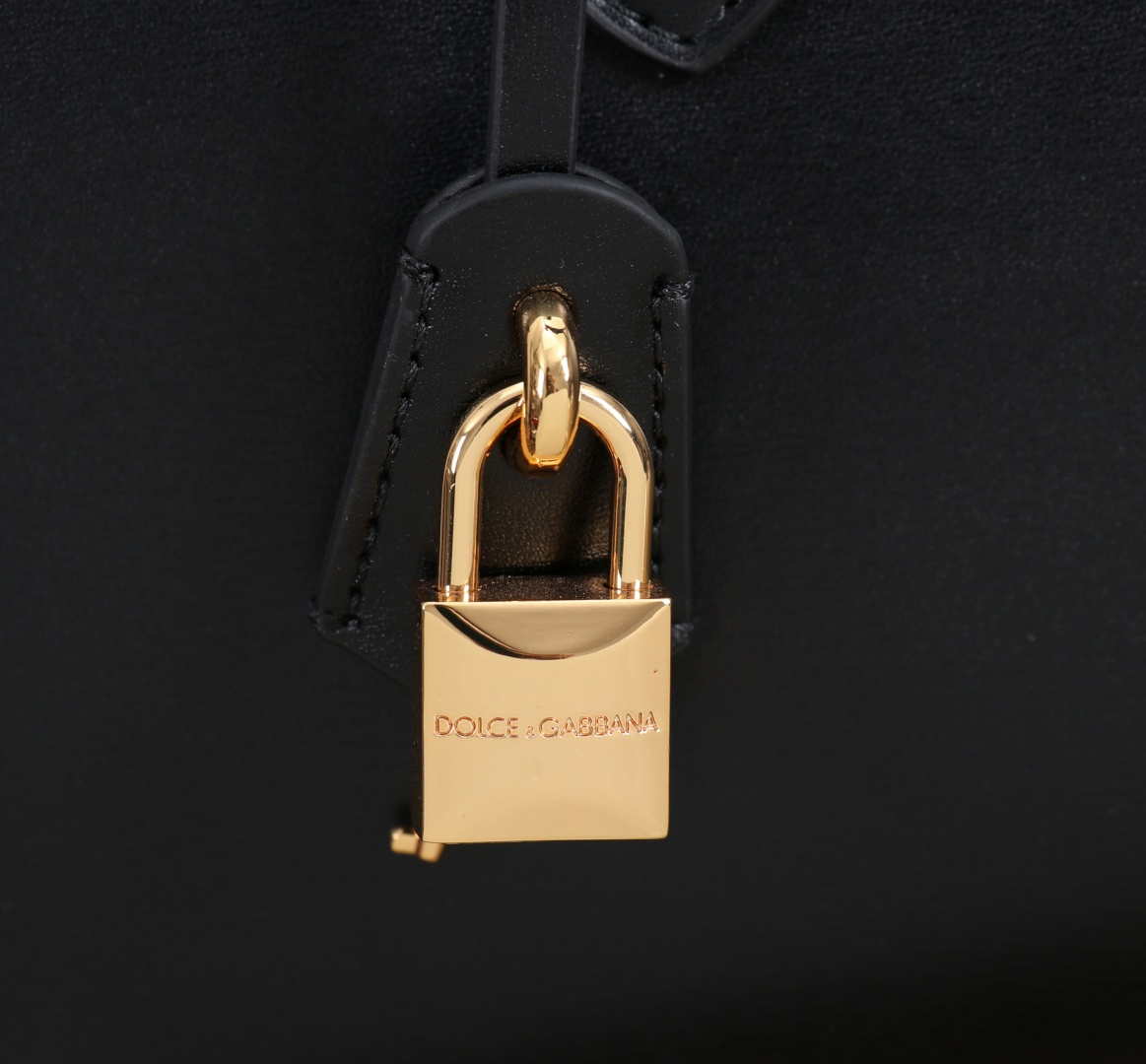 Bagsaaa Dolce & Gabbana Marlene top handle bag in black - 30cm