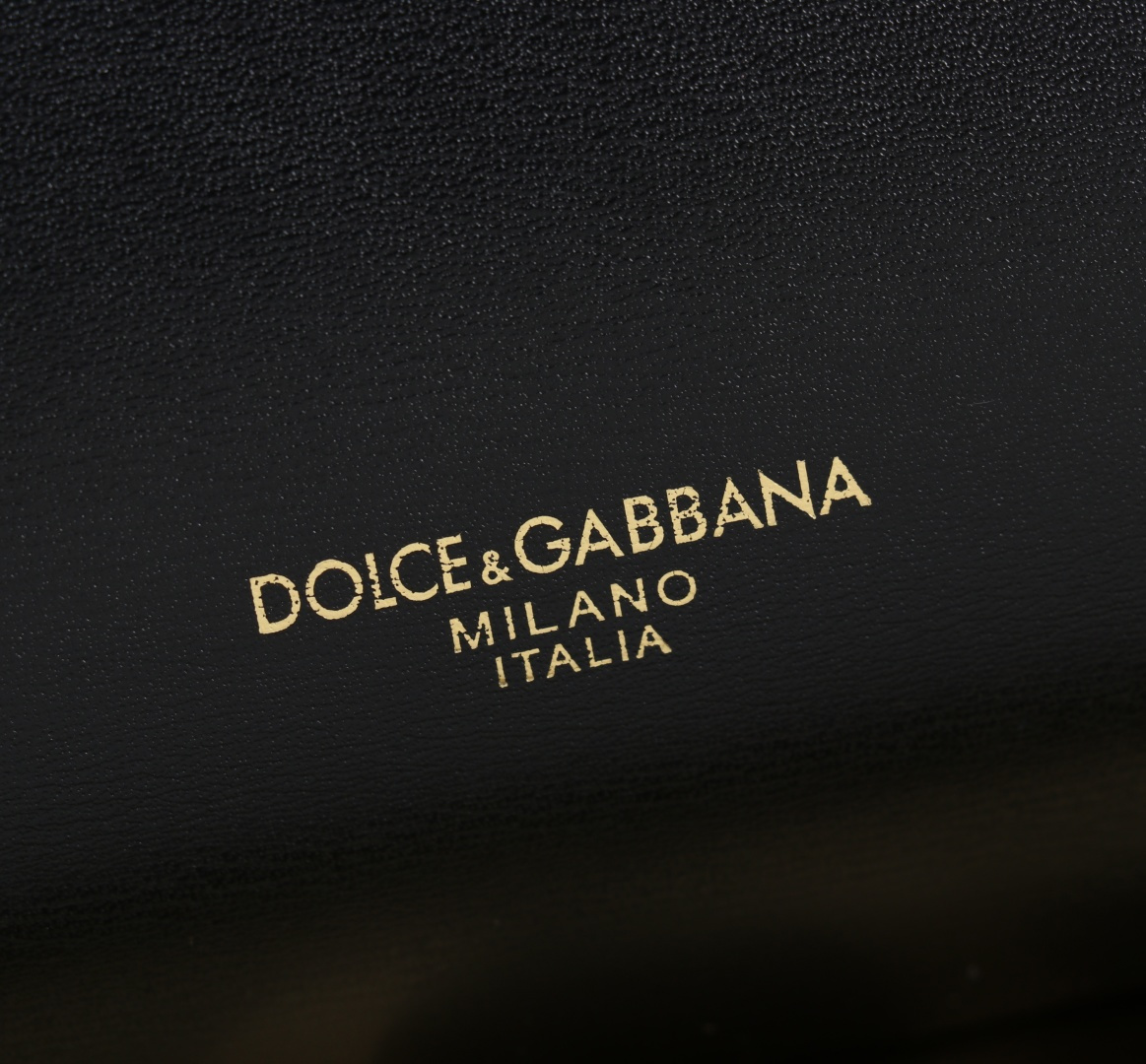 Bagsaaa Dolce & Gabbana Marlene top handle bag in black - 30cm