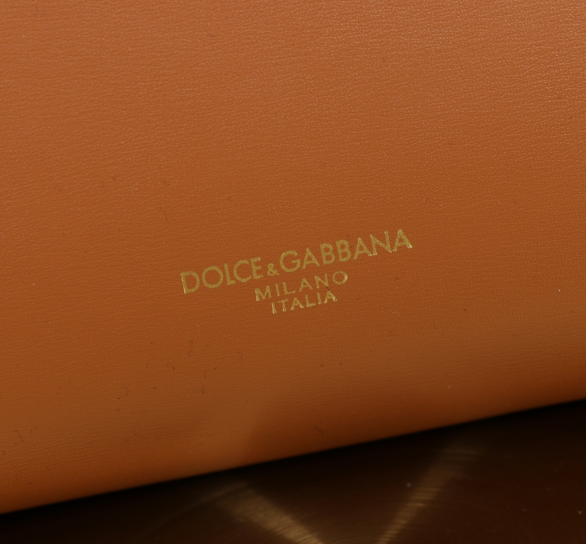 Bagsaaa Dolce & Gabbana Marlene top handle bag in brown - 30cm