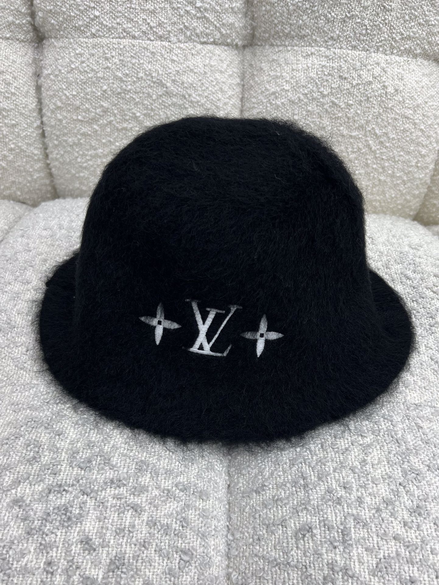 Bagsaaa L0vis Vvtt0n LV Fluffy Hat in black