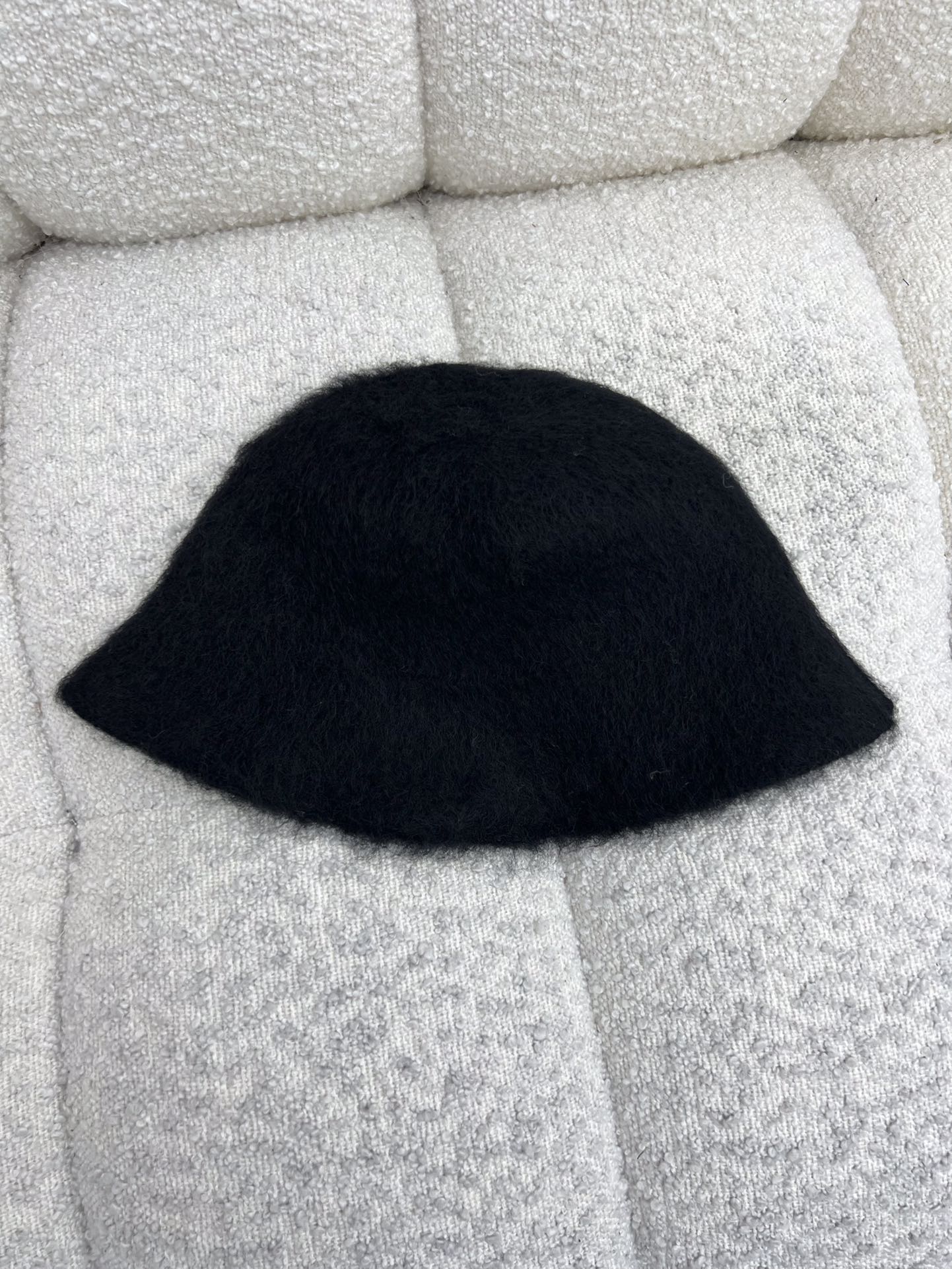 Bagsaaa L0vis Vvtt0n LV Fluffy Hat in black