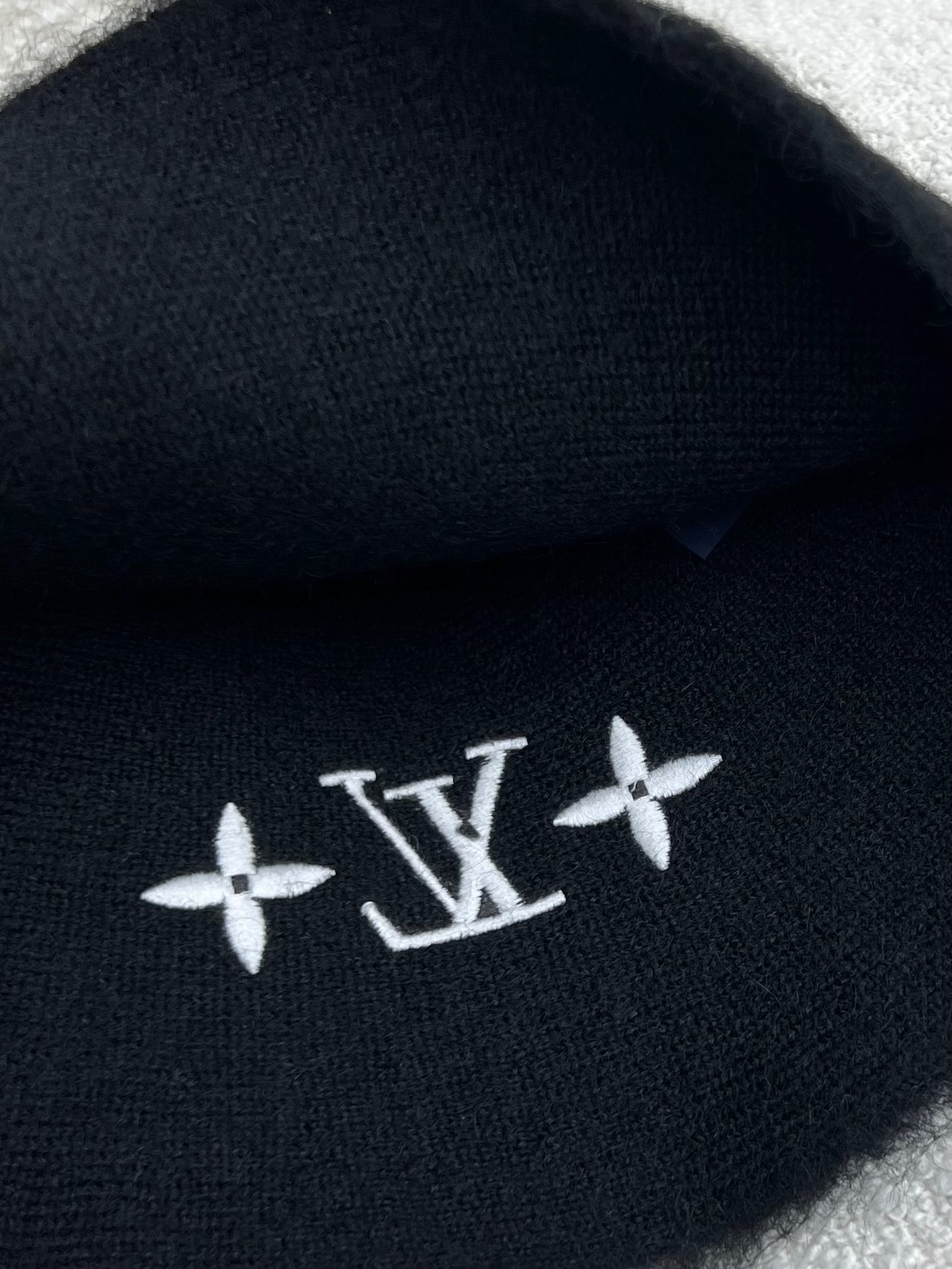 Bagsaaa L0vis Vvtt0n LV Fluffy Hat in black