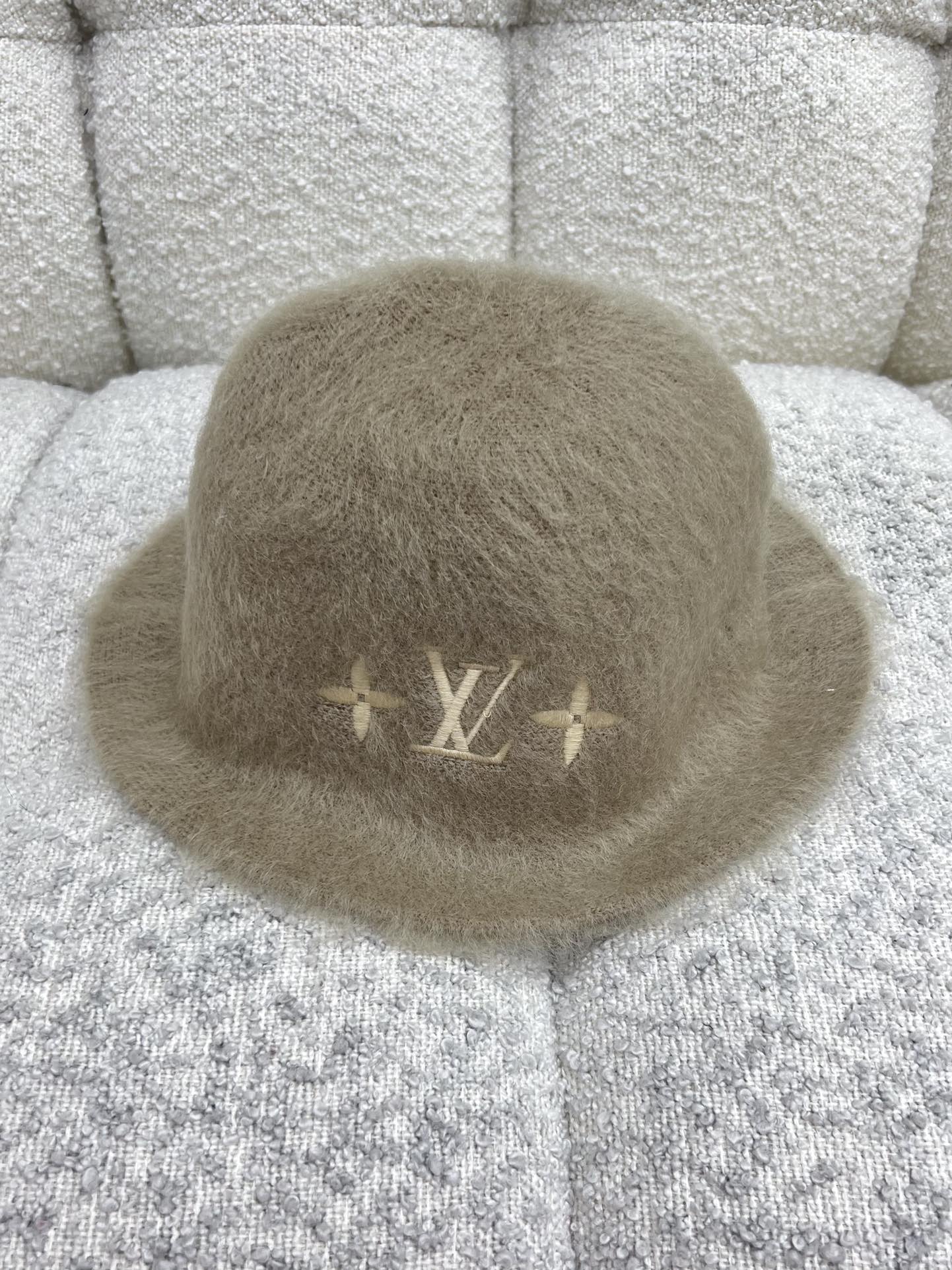 Bagsaaa L0vis Vvtt0n LV Fluffy Hat in beige