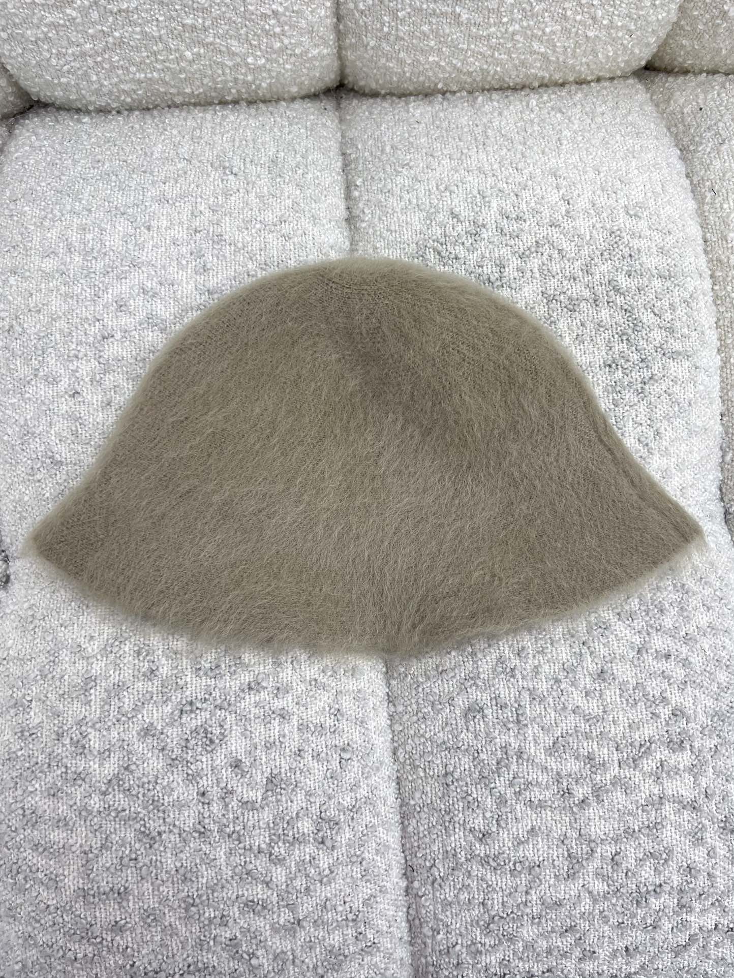 Bagsaaa L0vis Vvtt0n LV Fluffy Hat in beige