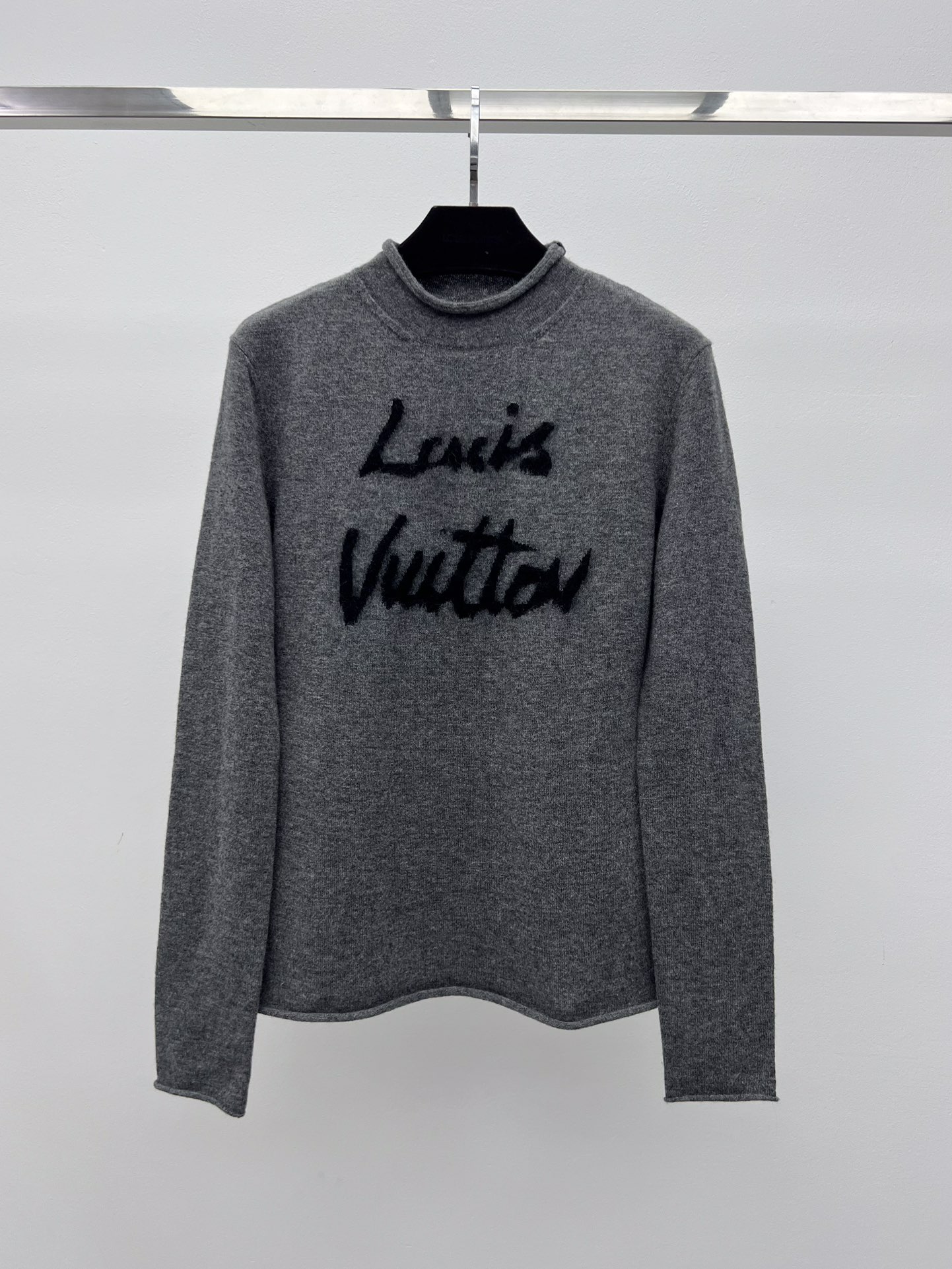 Bagsaaa L0vis Vvtt0n Brushed Signature Pullover in a grey wool