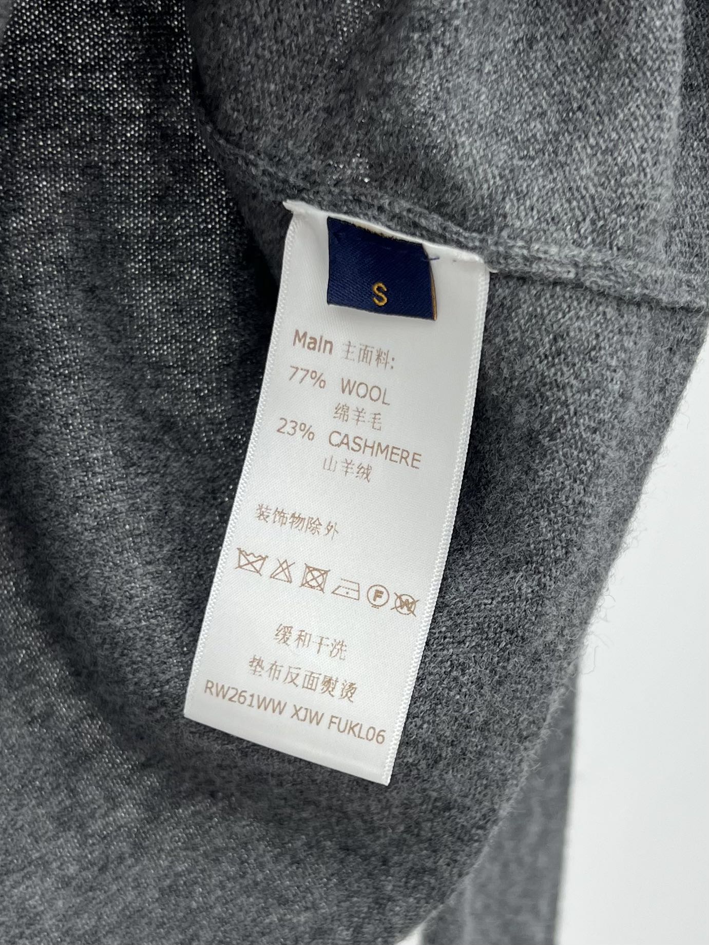 Bagsaaa L0vis Vvtt0n Brushed Signature Pullover in a grey wool