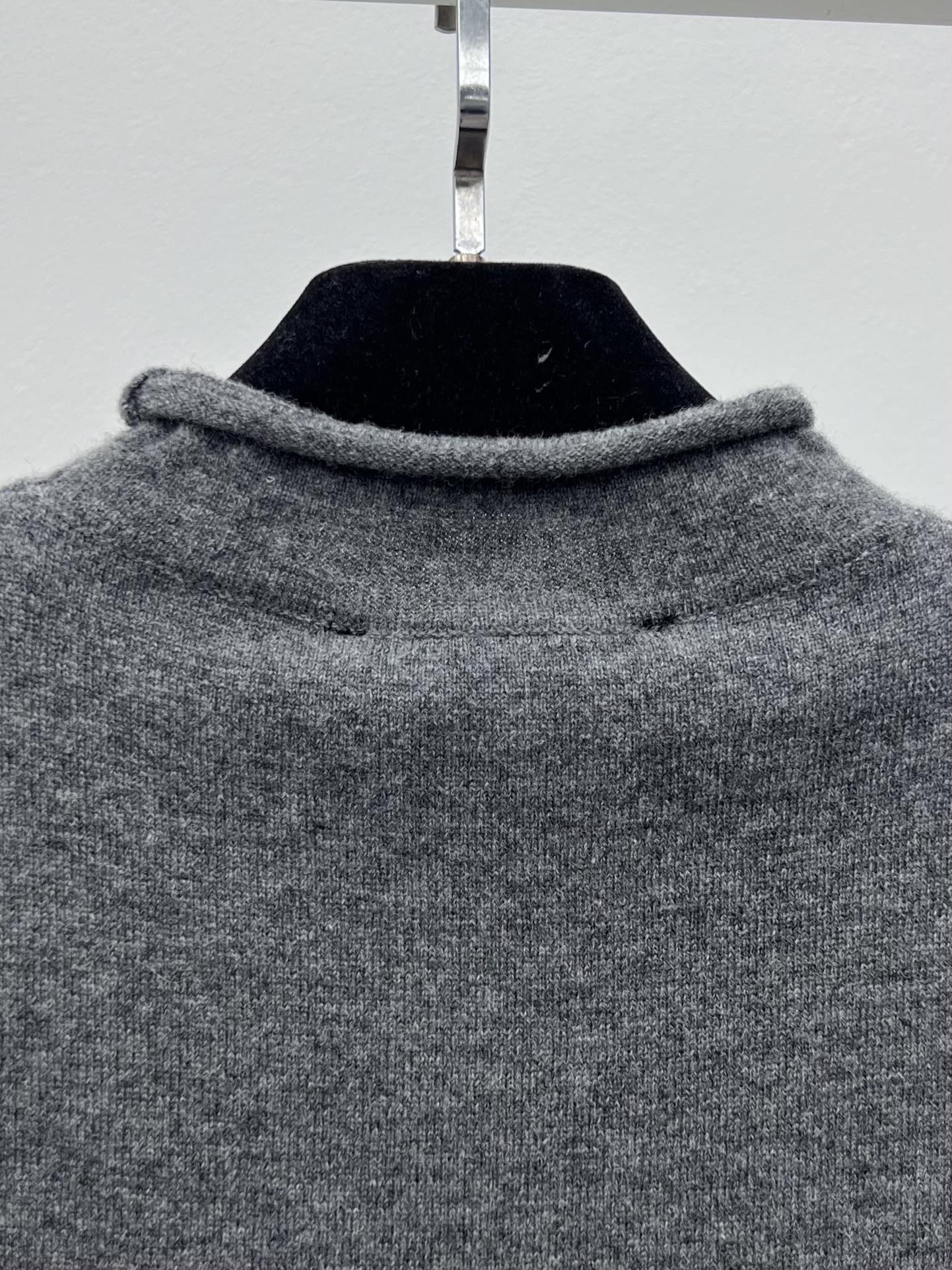 Bagsaaa L0vis Vvtt0n Brushed Signature Pullover in a grey wool
