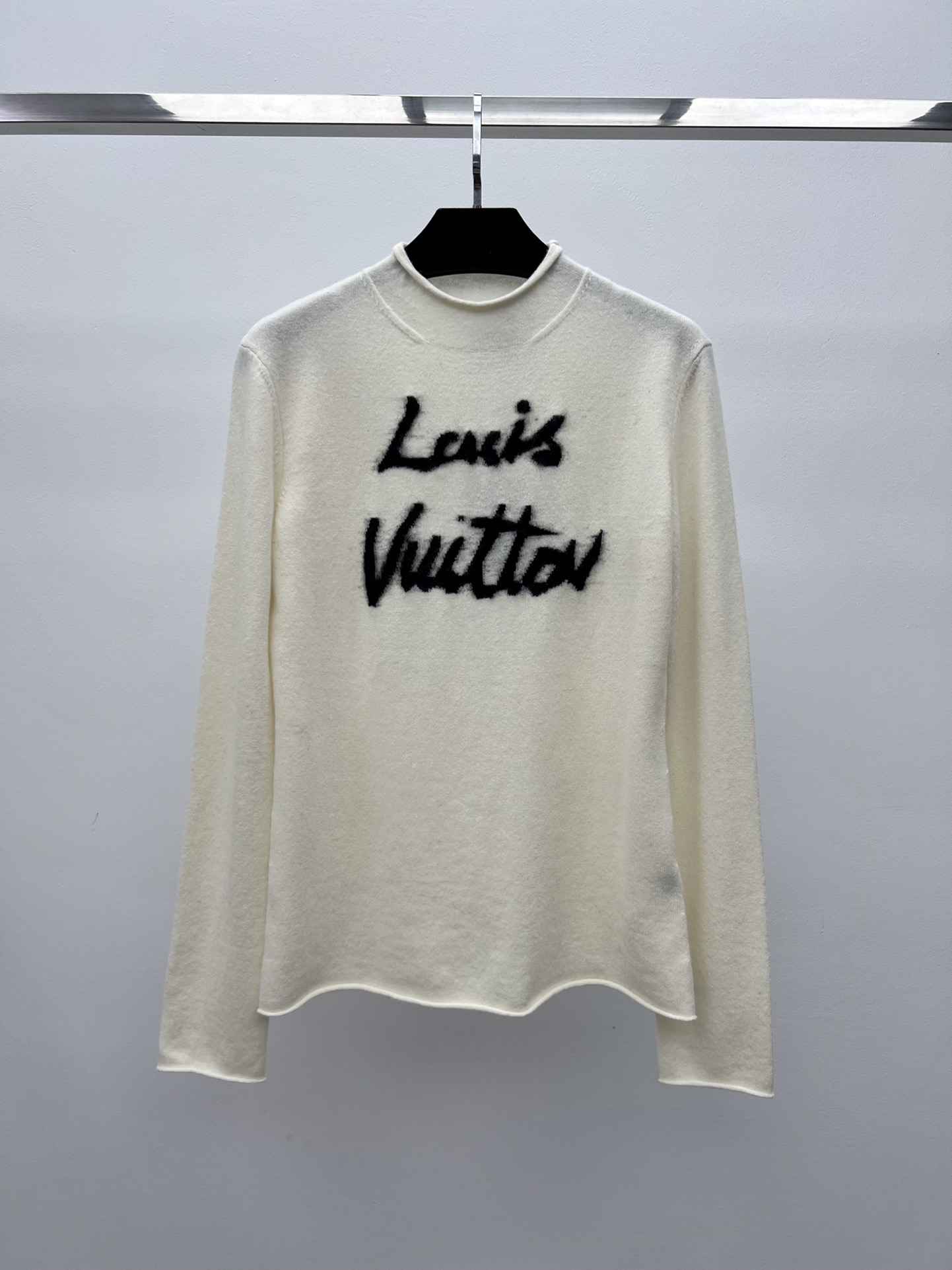 Bagsaaa L0vis Vvtt0n Brushed Signature Pullover in a white wool