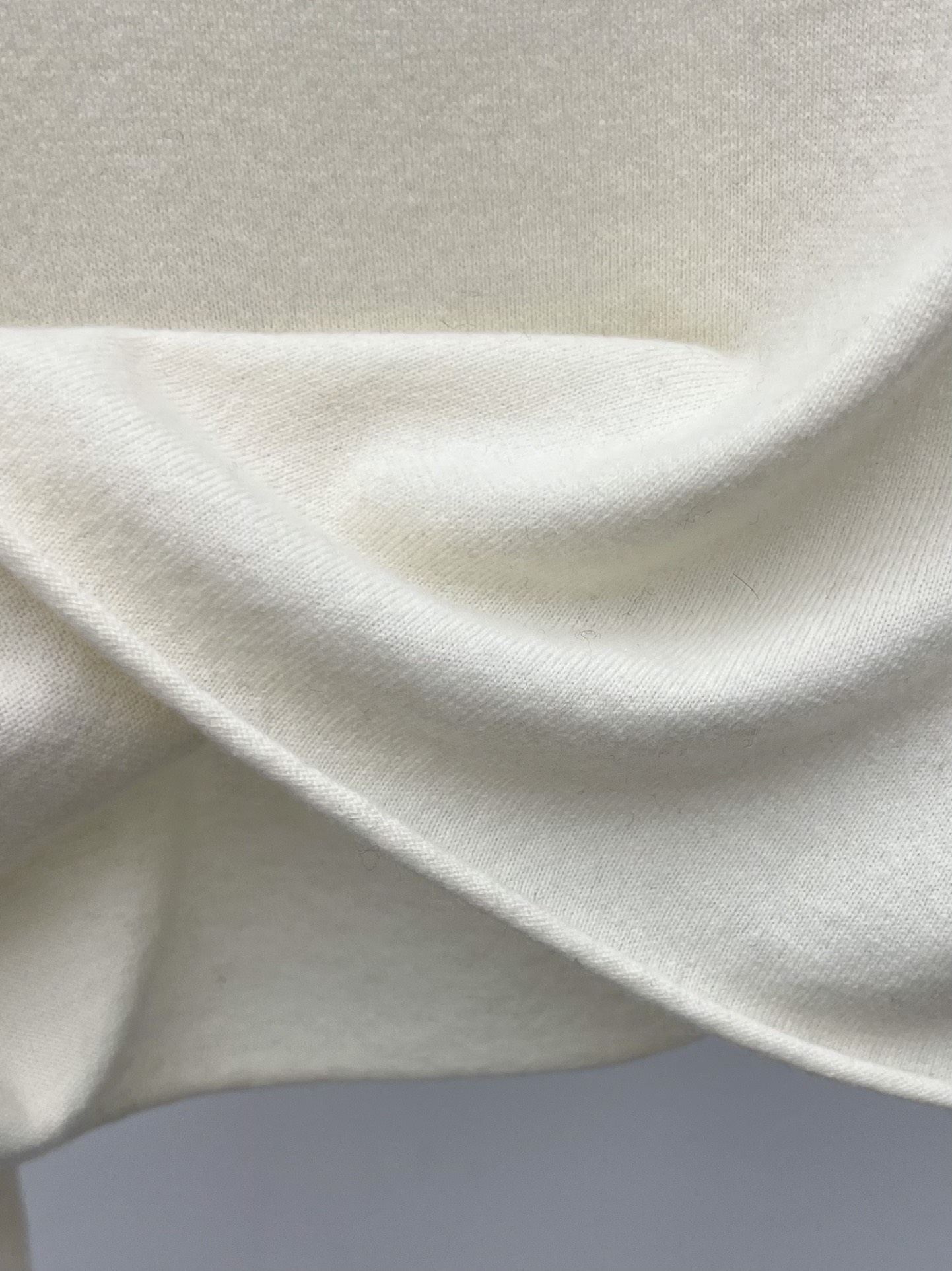 Bagsaaa L0vis Vvtt0n Brushed Signature Pullover in a white wool