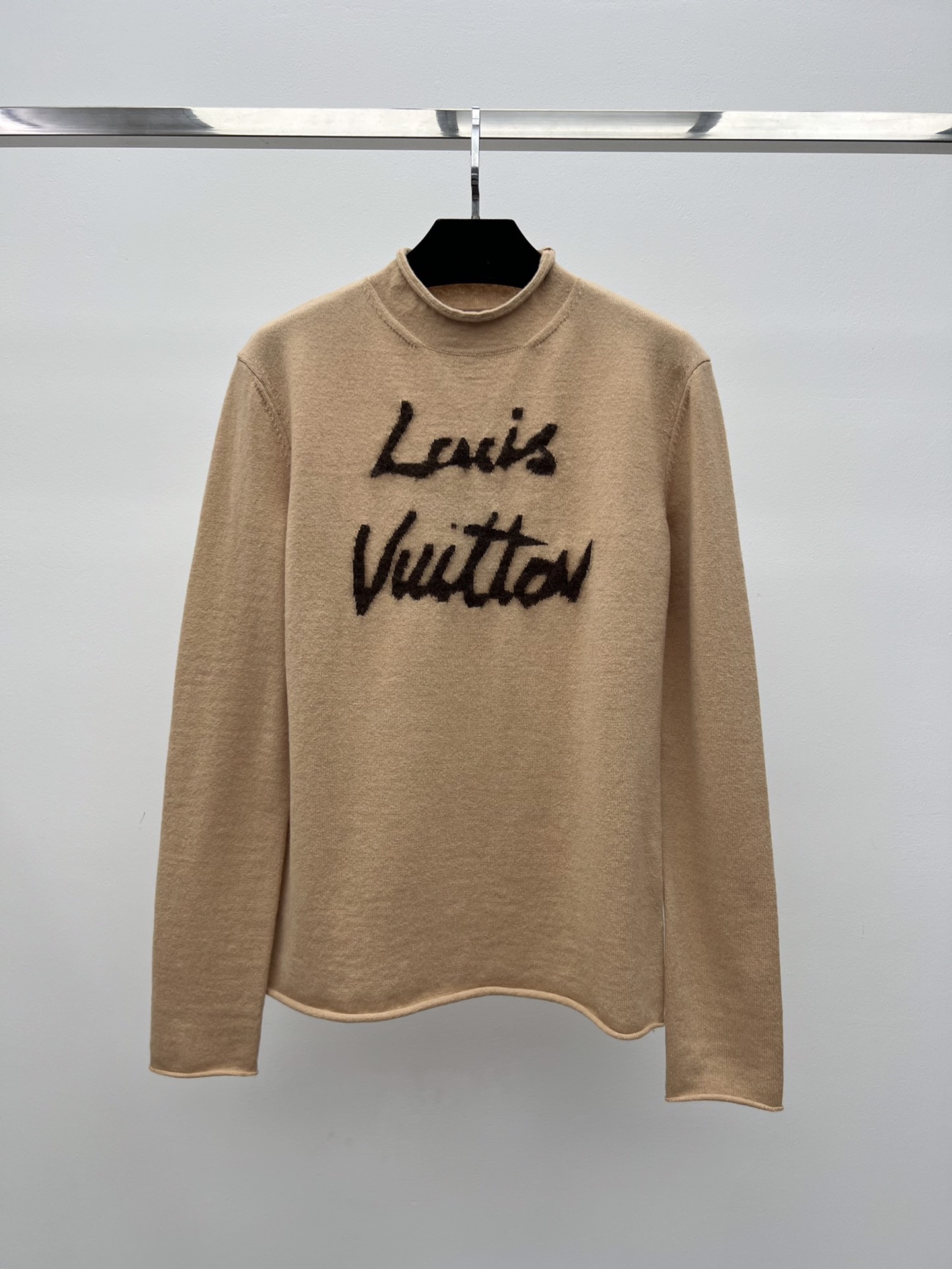 Bagsaaa L0vis Vvtt0n Brushed Signature Pullover in a beige wool