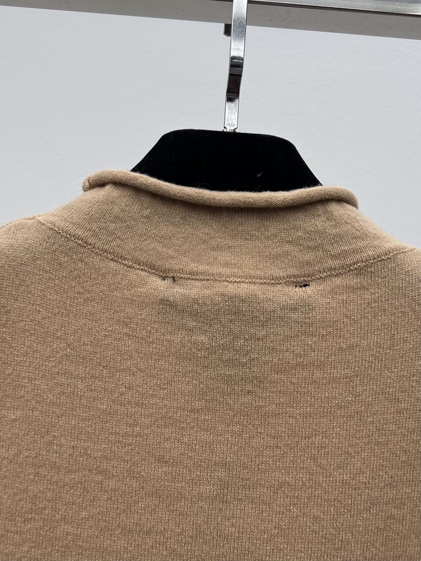 Bagsaaa L0vis Vvtt0n Brushed Signature Pullover in a beige wool