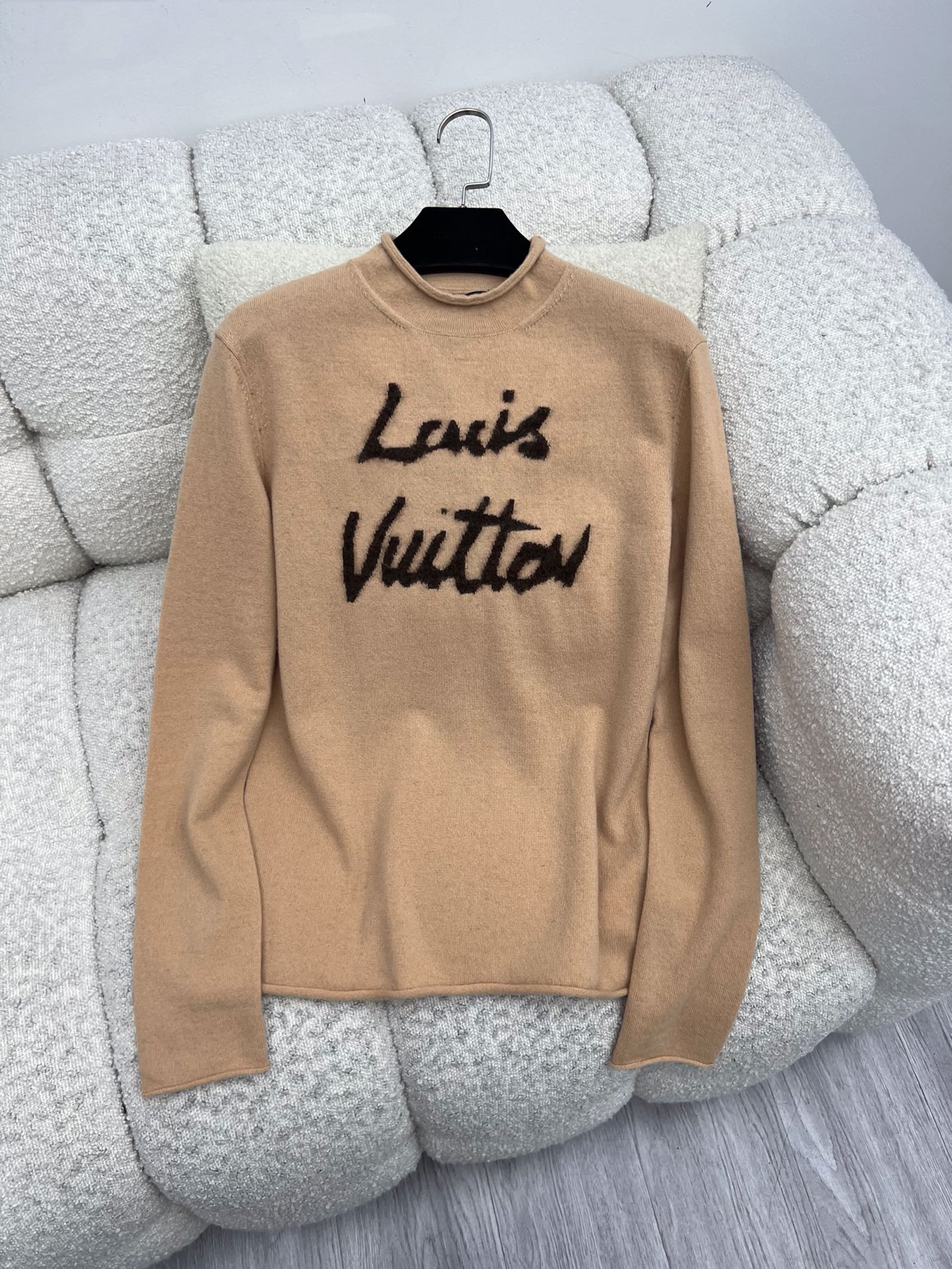 Bagsaaa L0vis Vvtt0n Brushed Signature Pullover in a beige wool