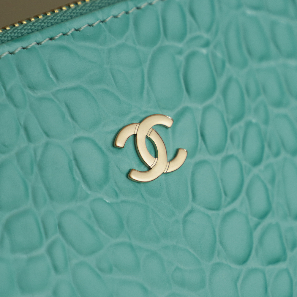 Bagsaaa crocodile-embossed Ch**el Cerf or Executive tote bag in turquoise - 40cm