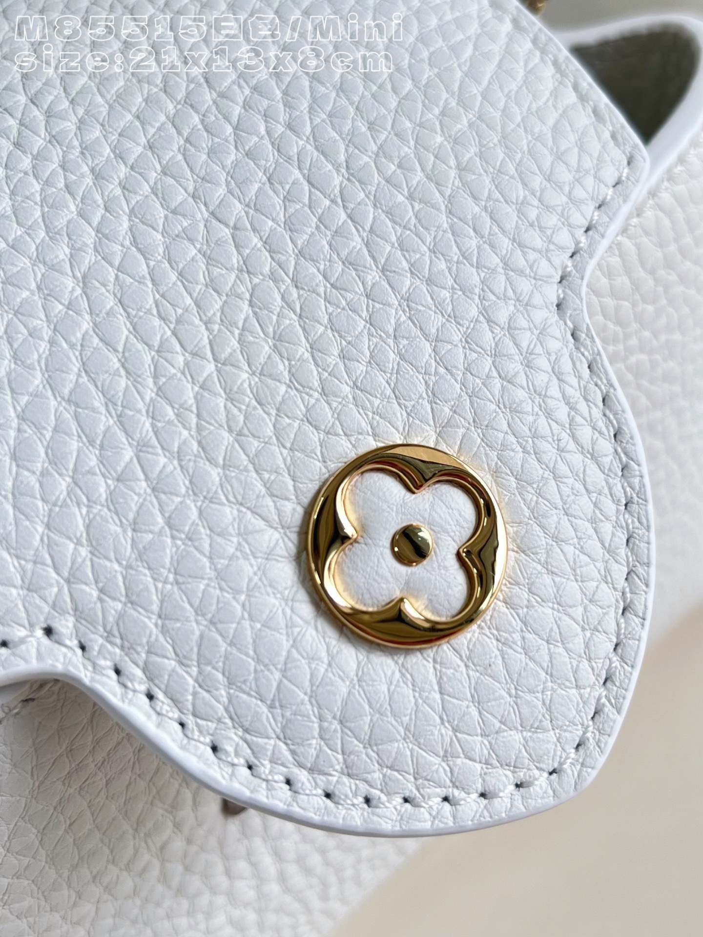 Bagsaaa L0vis Vvtt0n Capucines Mini handbag in white with a python leather top handle - 21cm