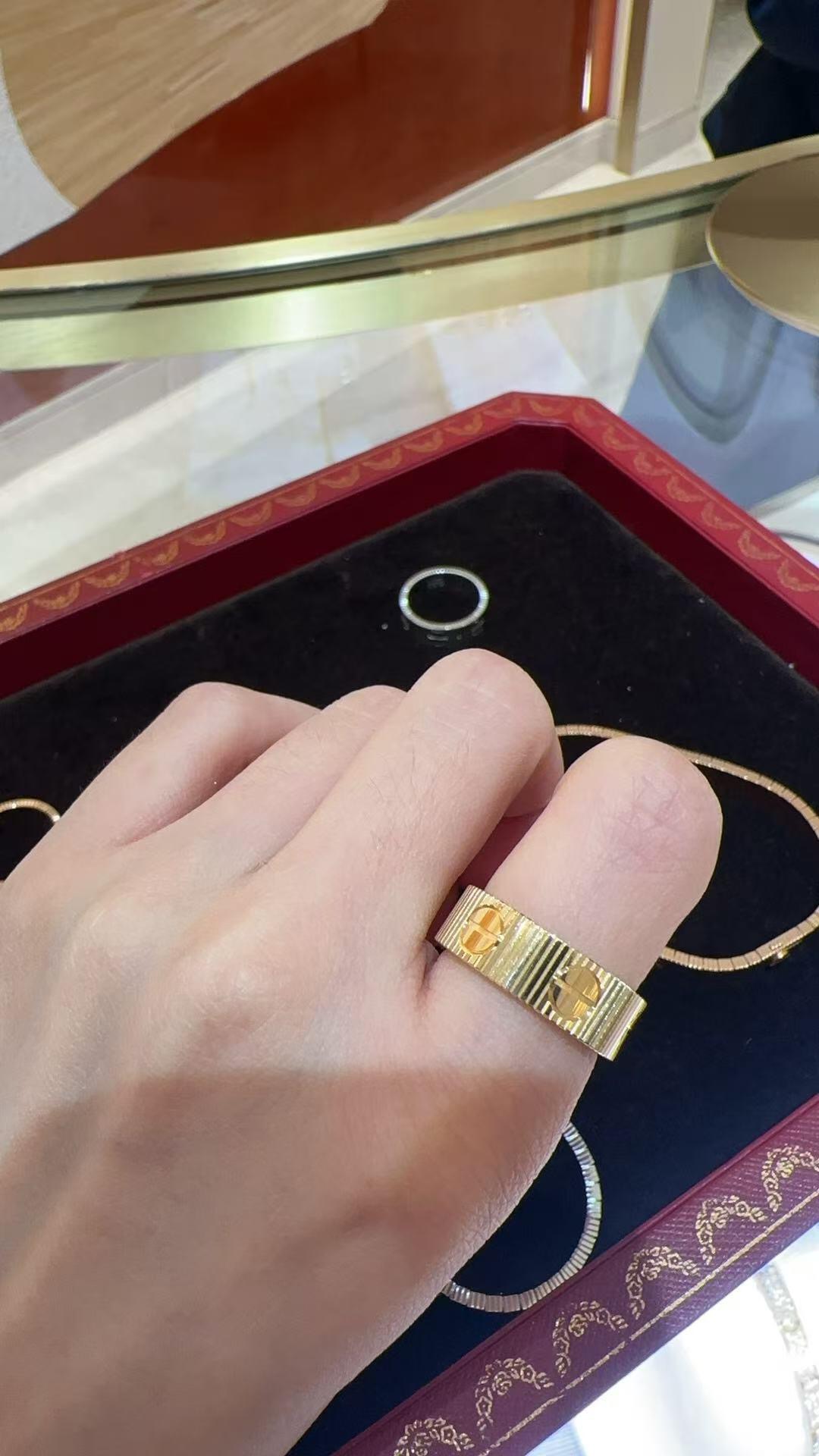Bagsaaa Ca*t1er Love Unlimited Ring gold color